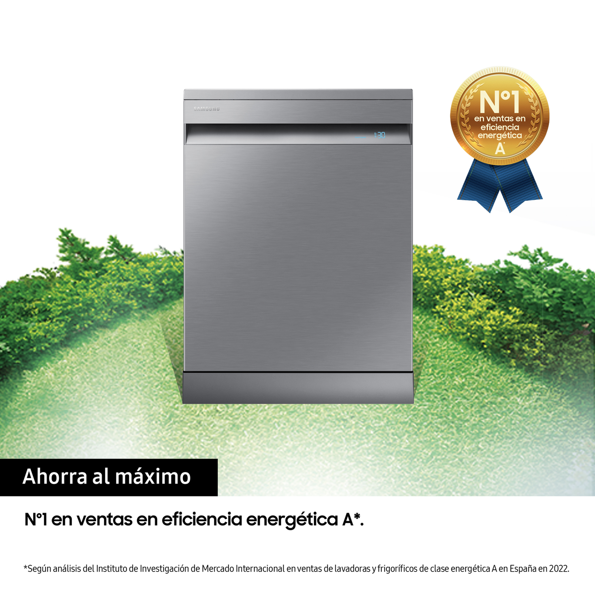 Lavavajillas plateado con insignia de eficiencia energética dorada.