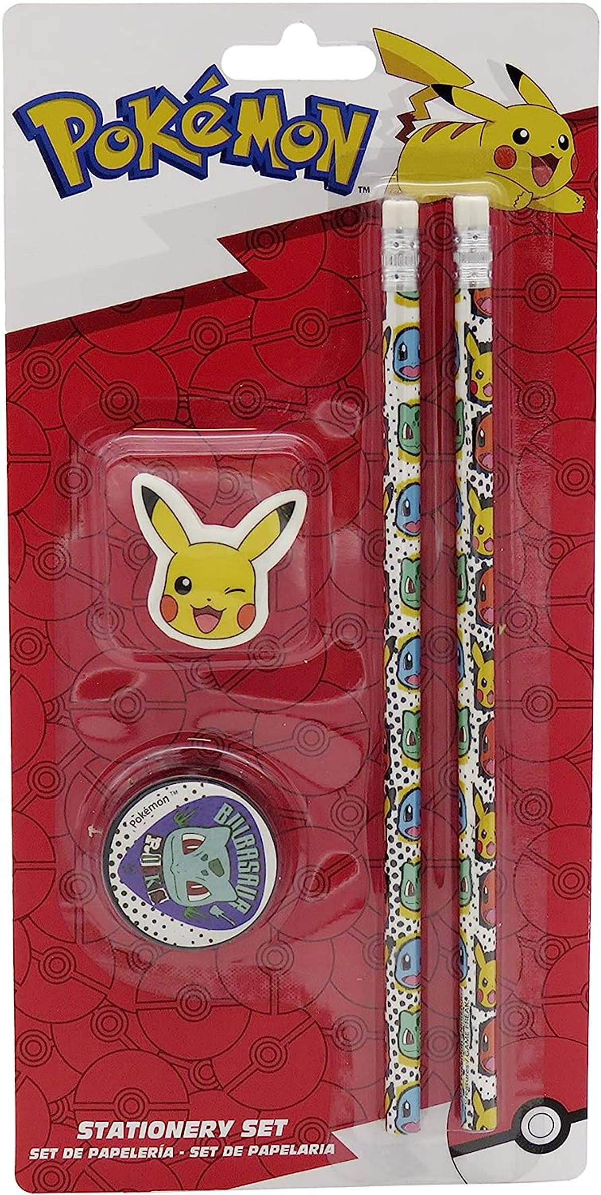 Set de papelería de Pokémon, incluyendo lápices y una goma de borrar. Embalaje brillante sobre blanco.