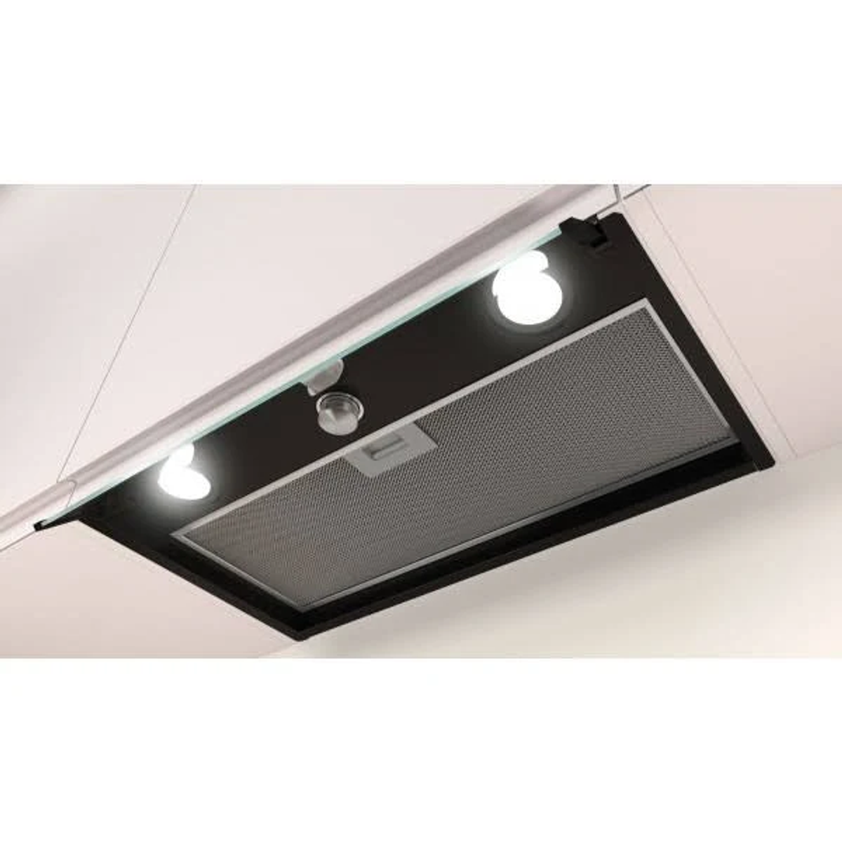 Primer plano de una campana extractora negra con tres luces. Tiene un filtro de malla metálica y está montada en el techo.