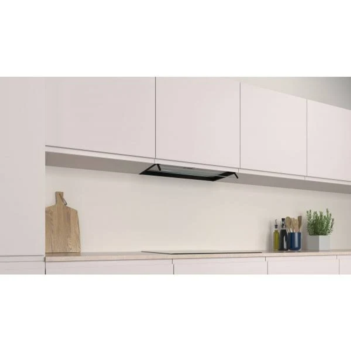 Una cocina con armarios blancos, una campana extractora negra y una encimera de madera clara.