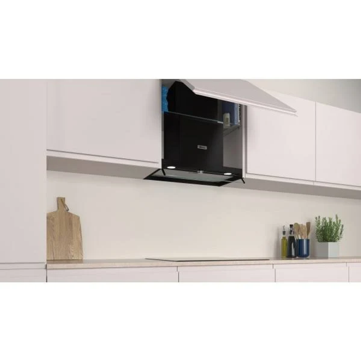 Cocina con campana extractora, encimera y armarios. Diseño moderno.