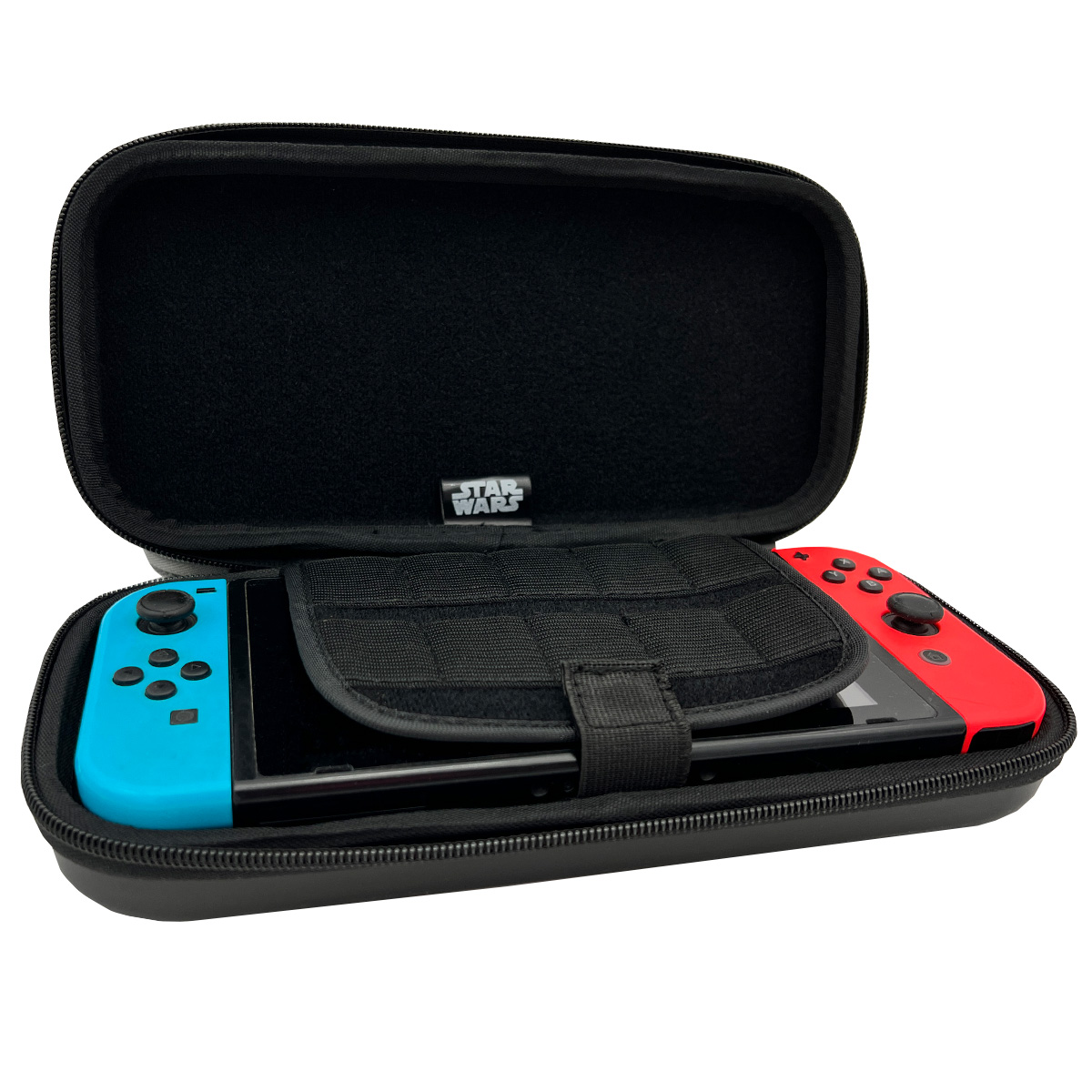 Estuche negro abierto de Nintendo Switch. Contiene switch y Joy-Cons, sujeto por correa negra.