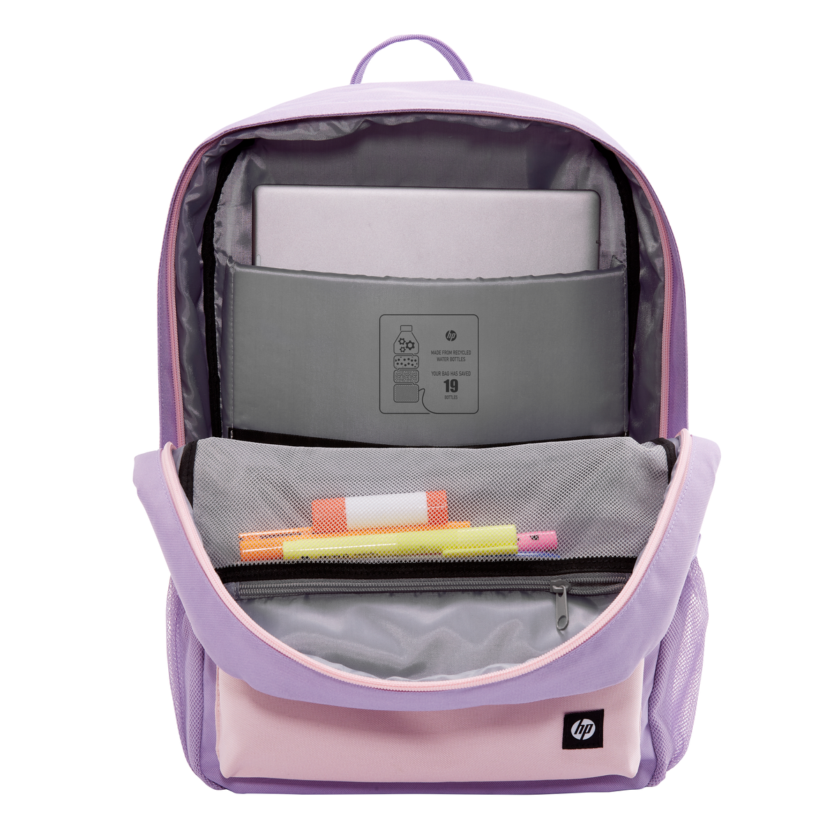 Interior de mochila con portátil, bolígrafos y otros útiles escolares.
