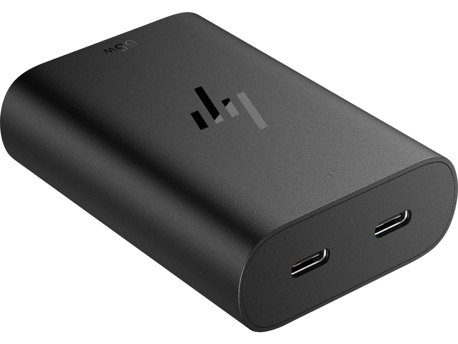 Caricabatterie nero HP 65W con logo HP, due porte USB-C. Il caricabatterie è su una superficie bianca.