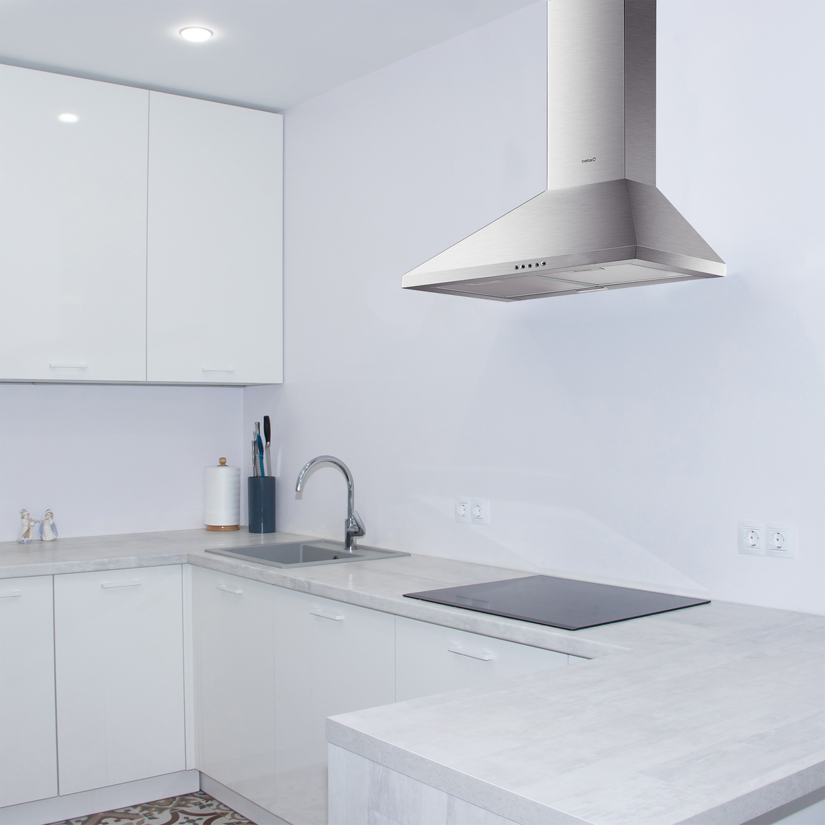 Dormitorio con pared de ladrillo, ventilador de techo y ropa de cama rosa.