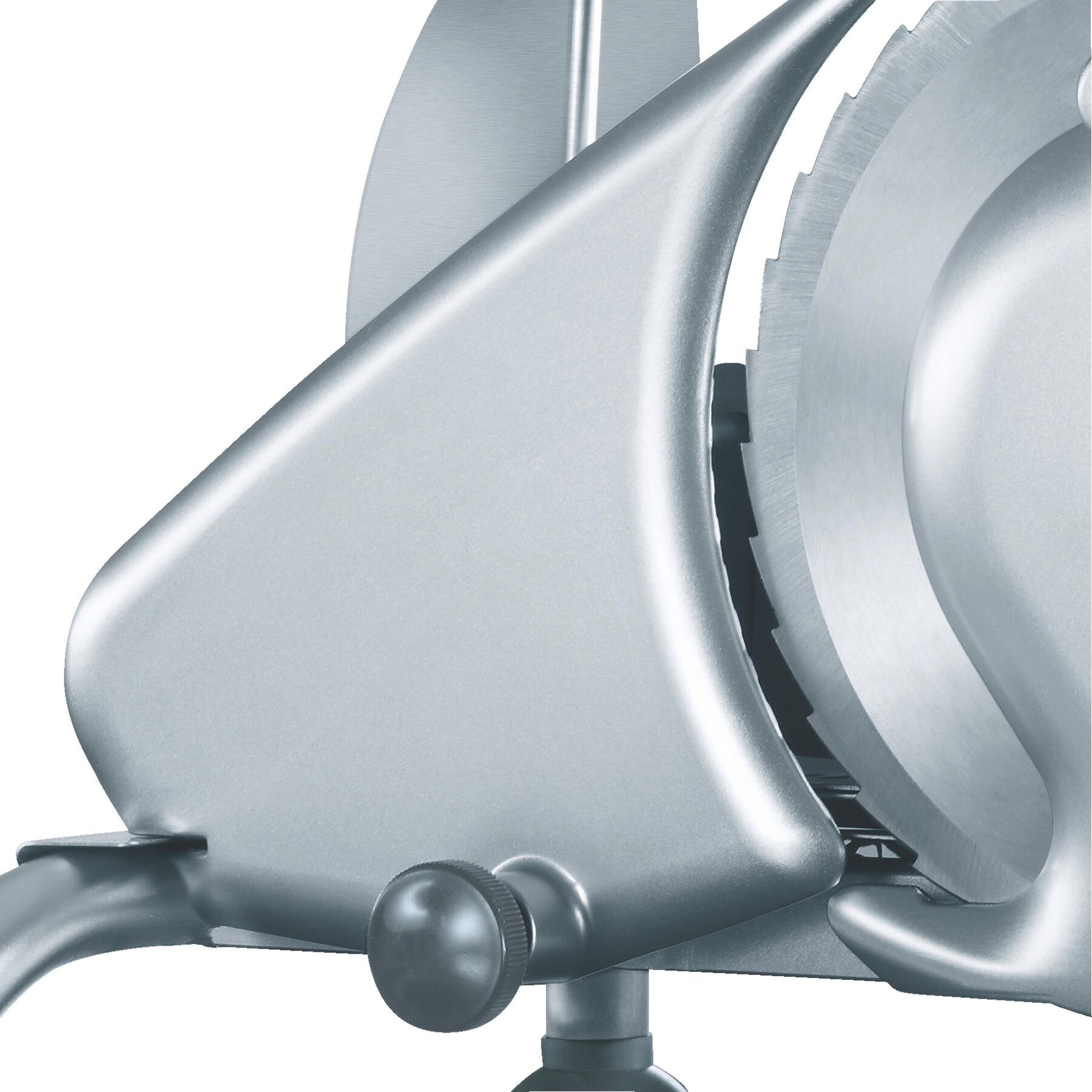 Krajarka z srebrnym kolorem, białe tło.