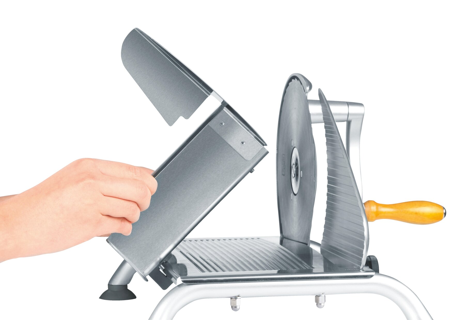 Ręka używająca krajalnicy do mięsa z drewnianym uchwytem.