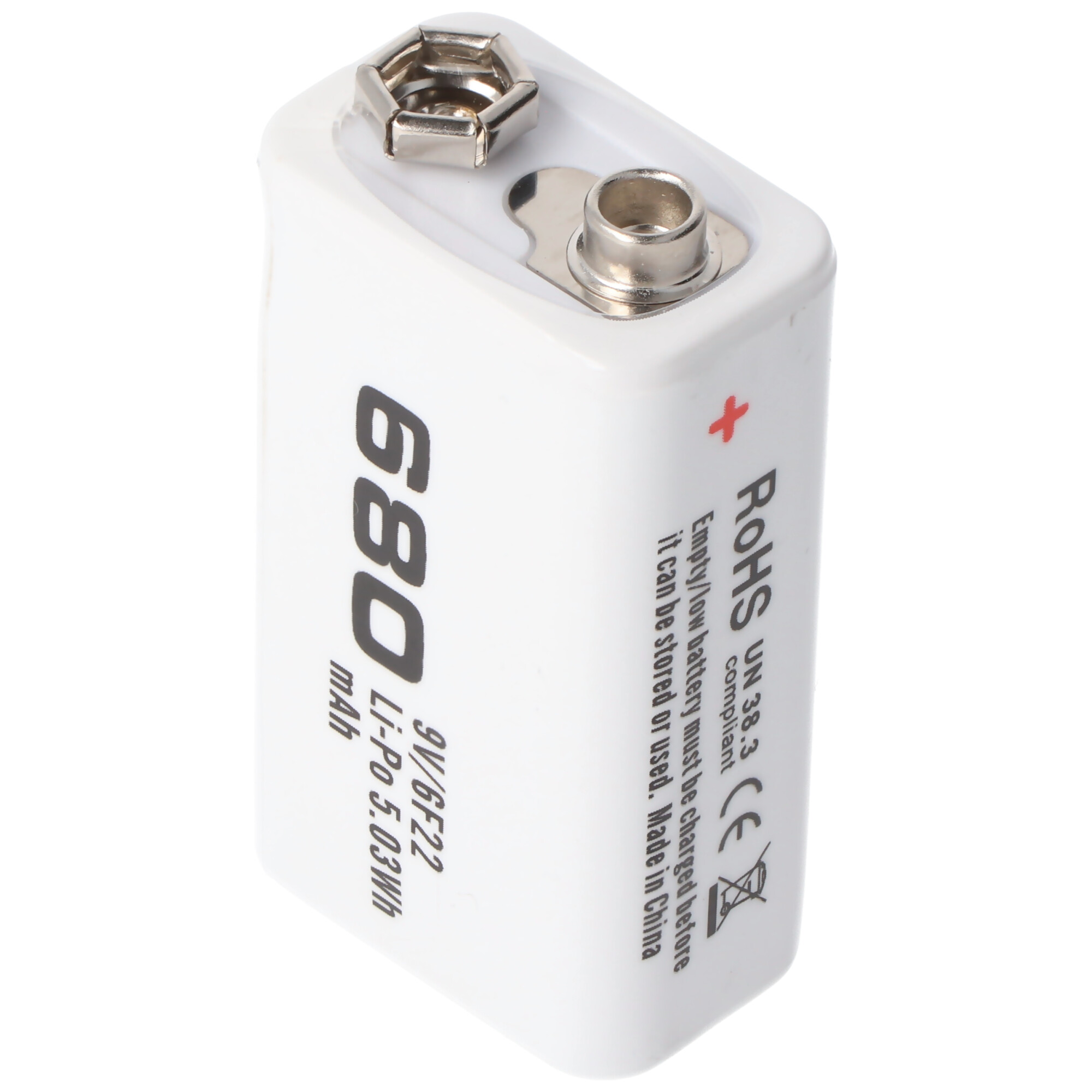 Eine weiße rechteckige Batterie mit schwarzem Text und einem roten Pluszeichen an der Seite.