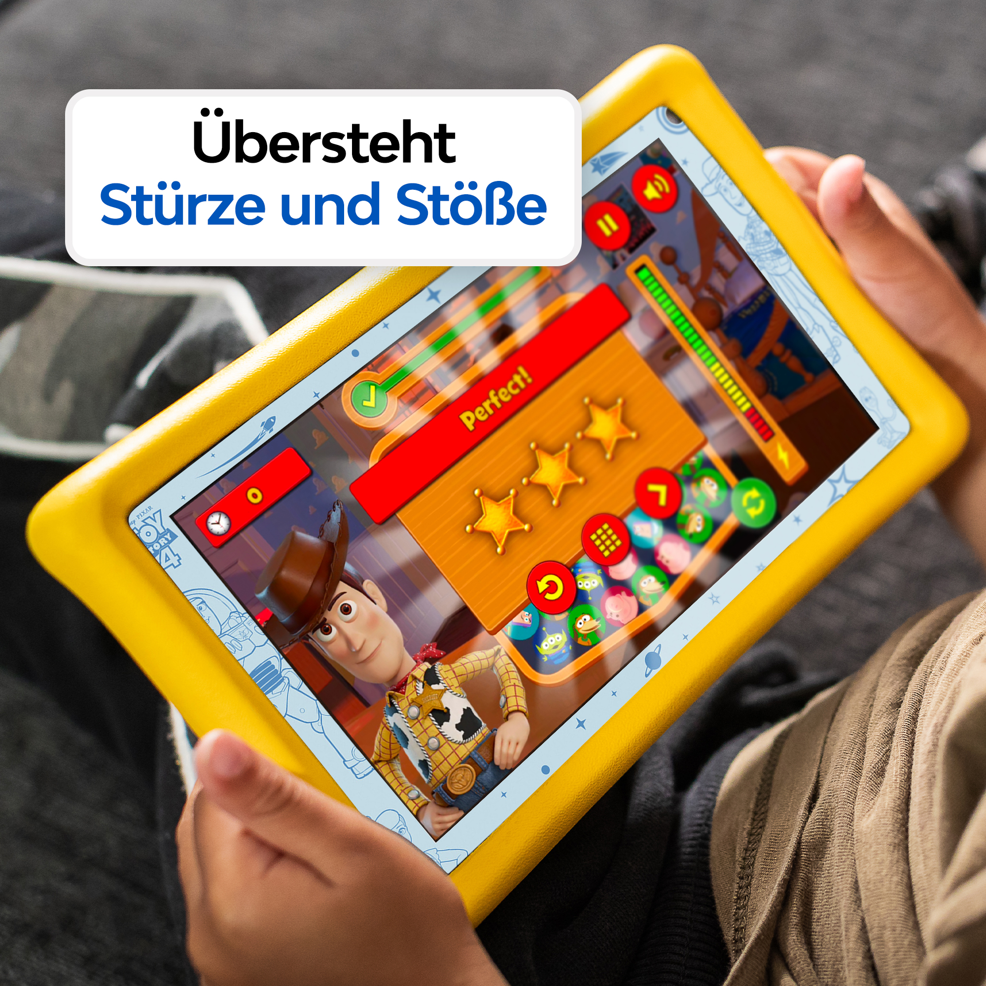 Kind hält gelbes Tablet mit Spiel, das Woody aus Toy Story zeigt.