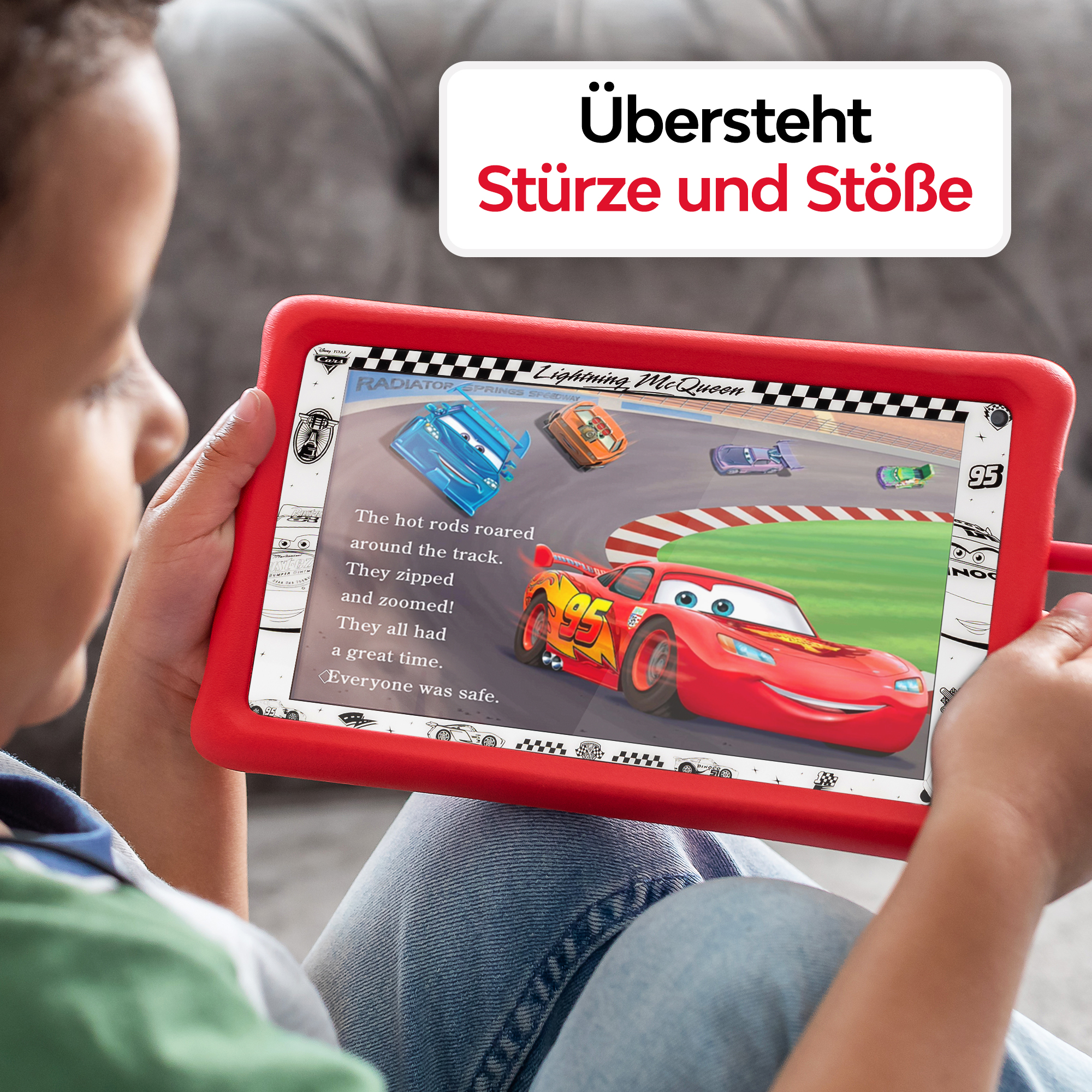 Bambino che tiene un tablet con Saetta McQueen. Testo: Übersteht Stürze und Stöße.