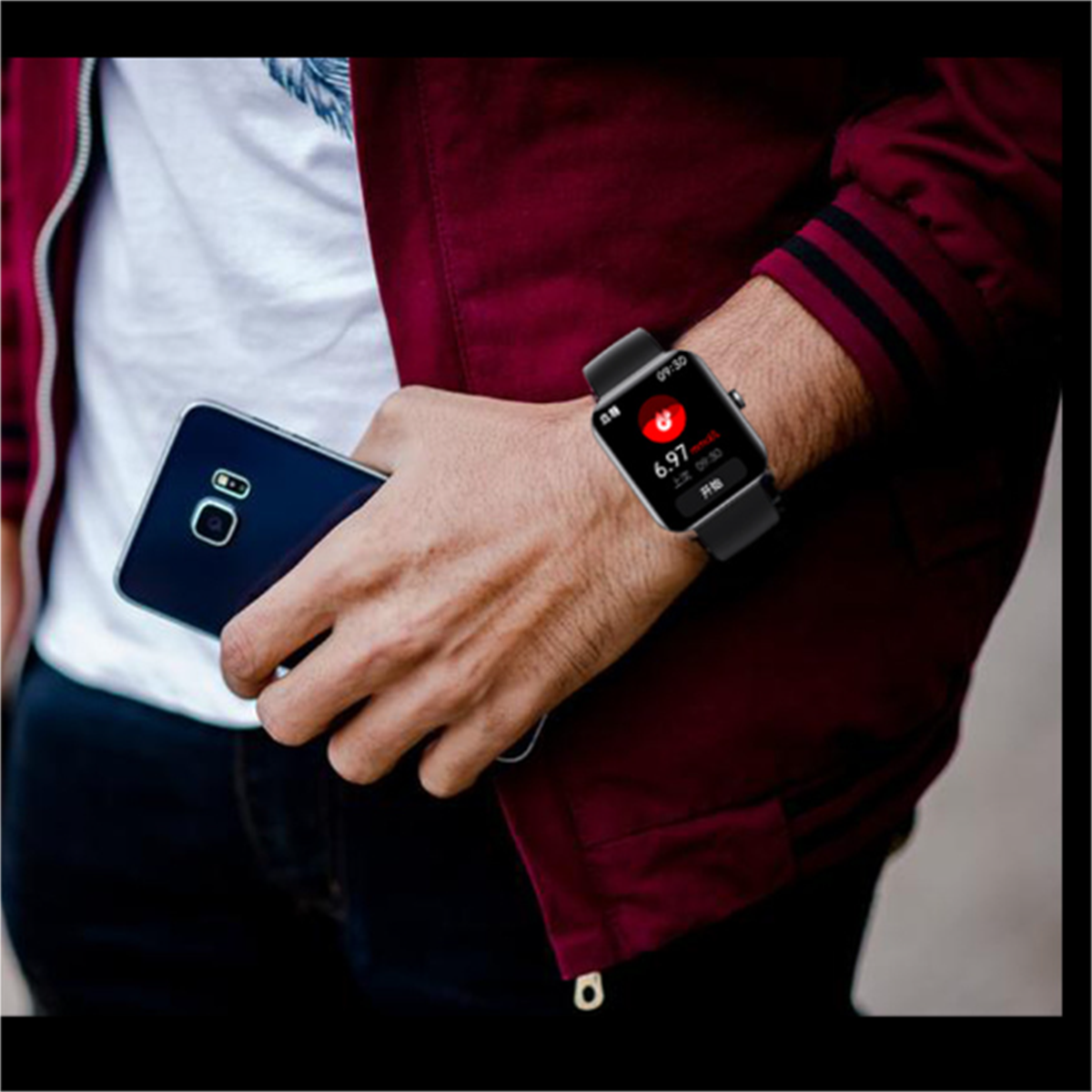 Person trägt Smartwatch und hält Telefon. Uhr zeigt Gesundheitsdaten.