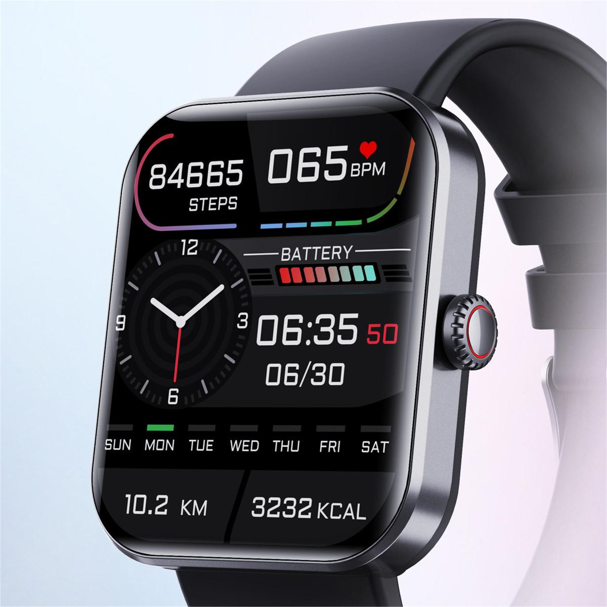Smartwatch zeigt Schritte, Herzfrequenz, Zeit und Akkuladung. Schwarzes Gehäuse, roter Knopf.