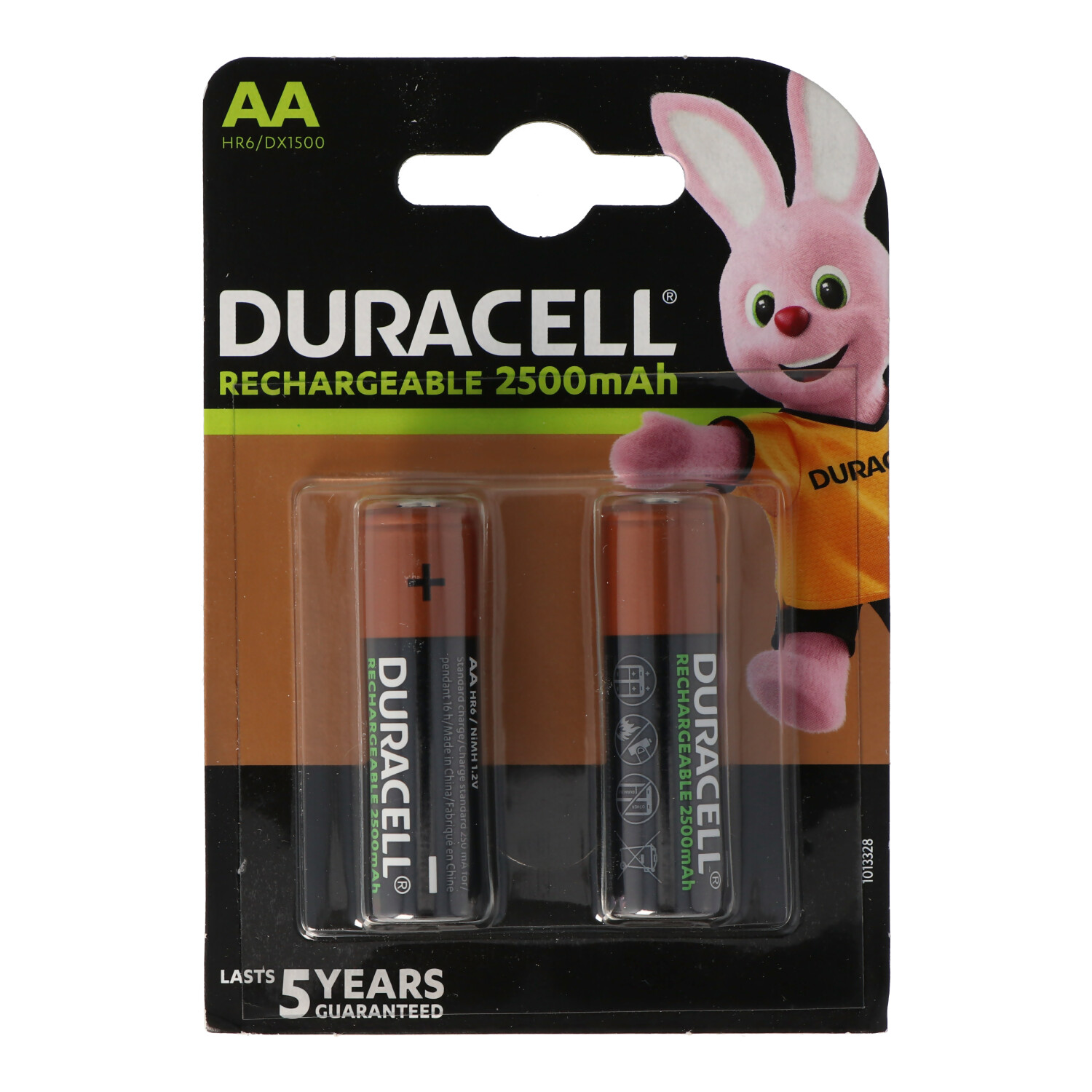 Confezione di due batterie ricaricabili AA con un coniglio dei cartoni animati.