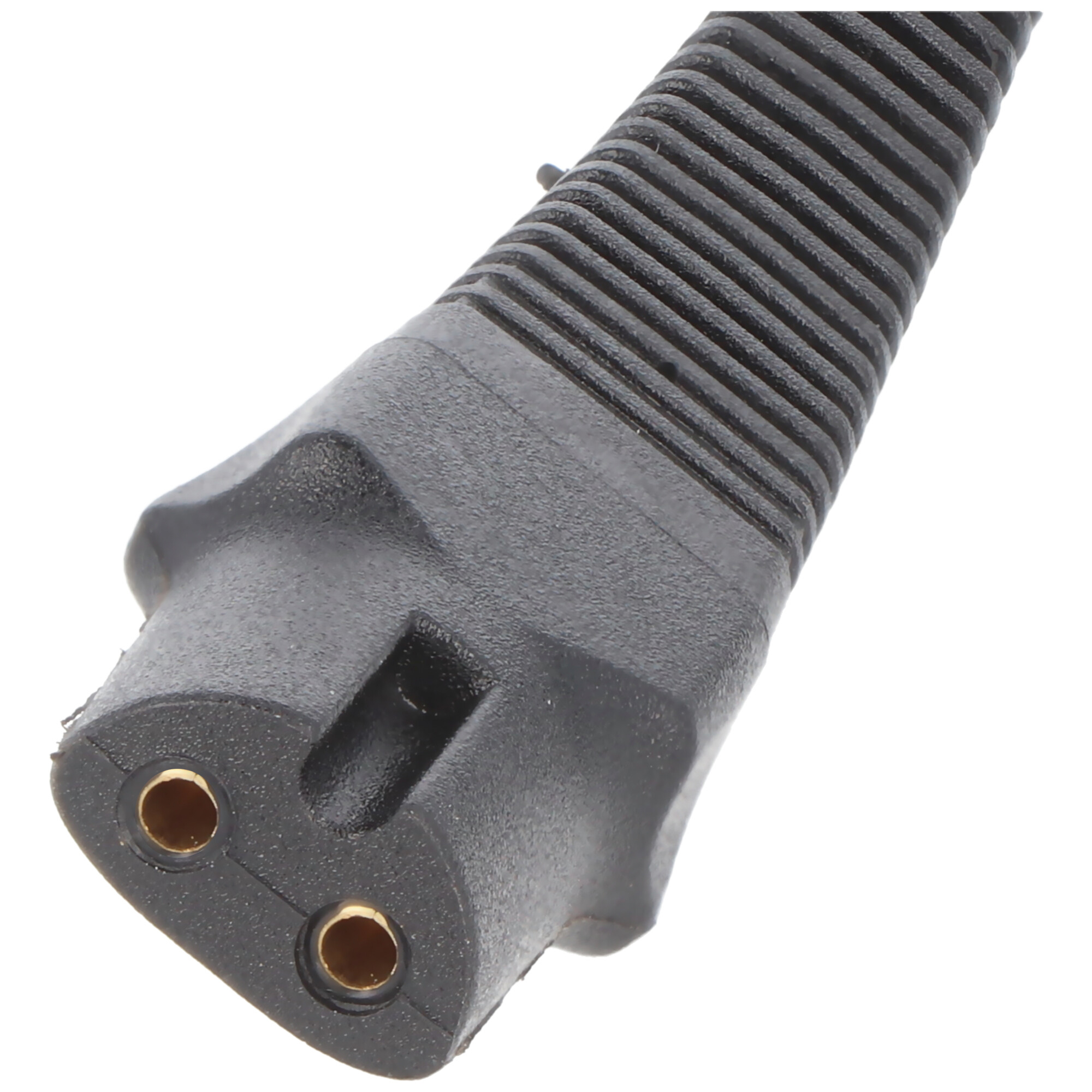 Schwarzer Netzstecker, Nahaufnahme, zwei Stifte sichtbar, weißer Hintergrund.