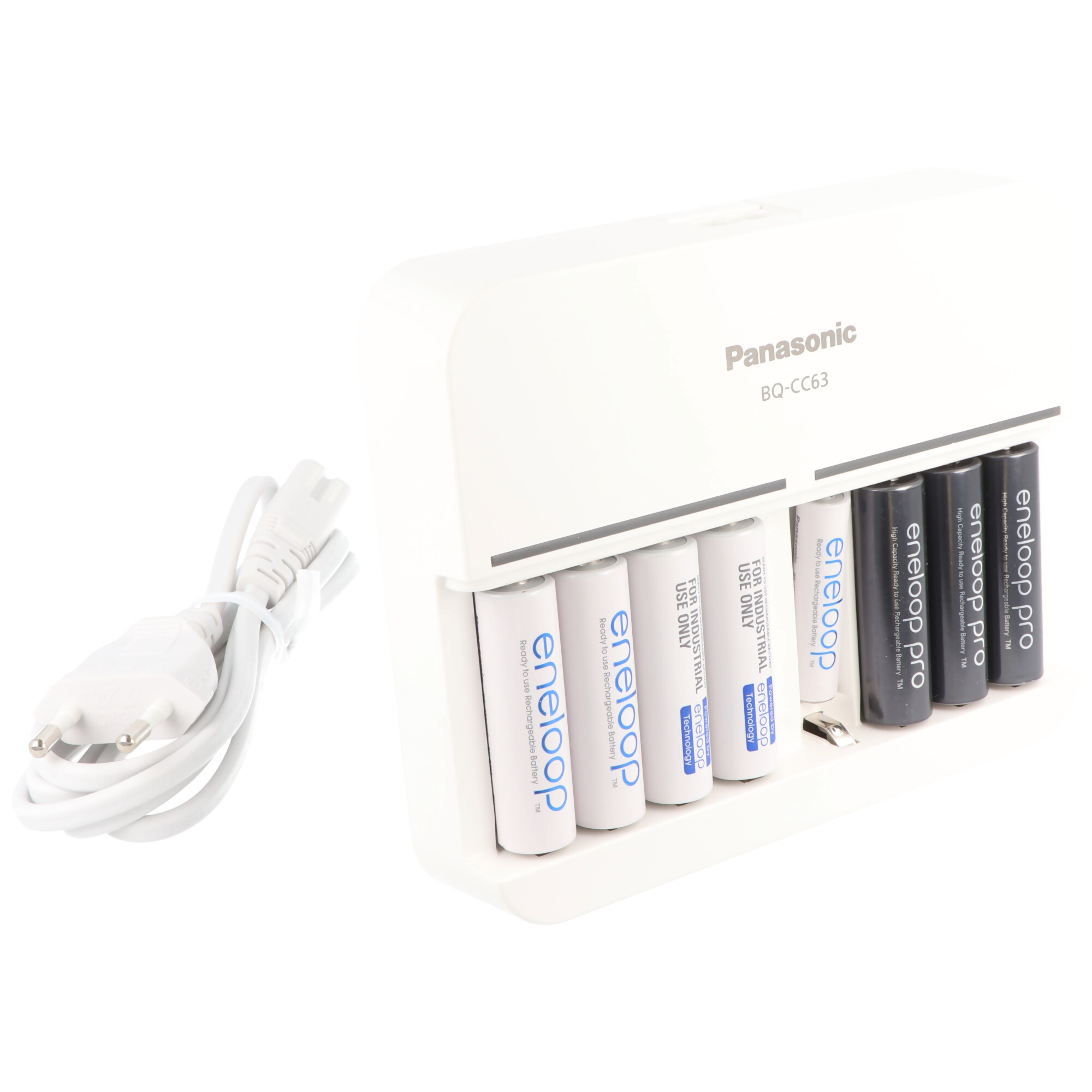 Ein weißes Batterieladegerät hält AA-Batterien, einige schwarz und einige weiß, mit einem Netzkabel an der Seite.