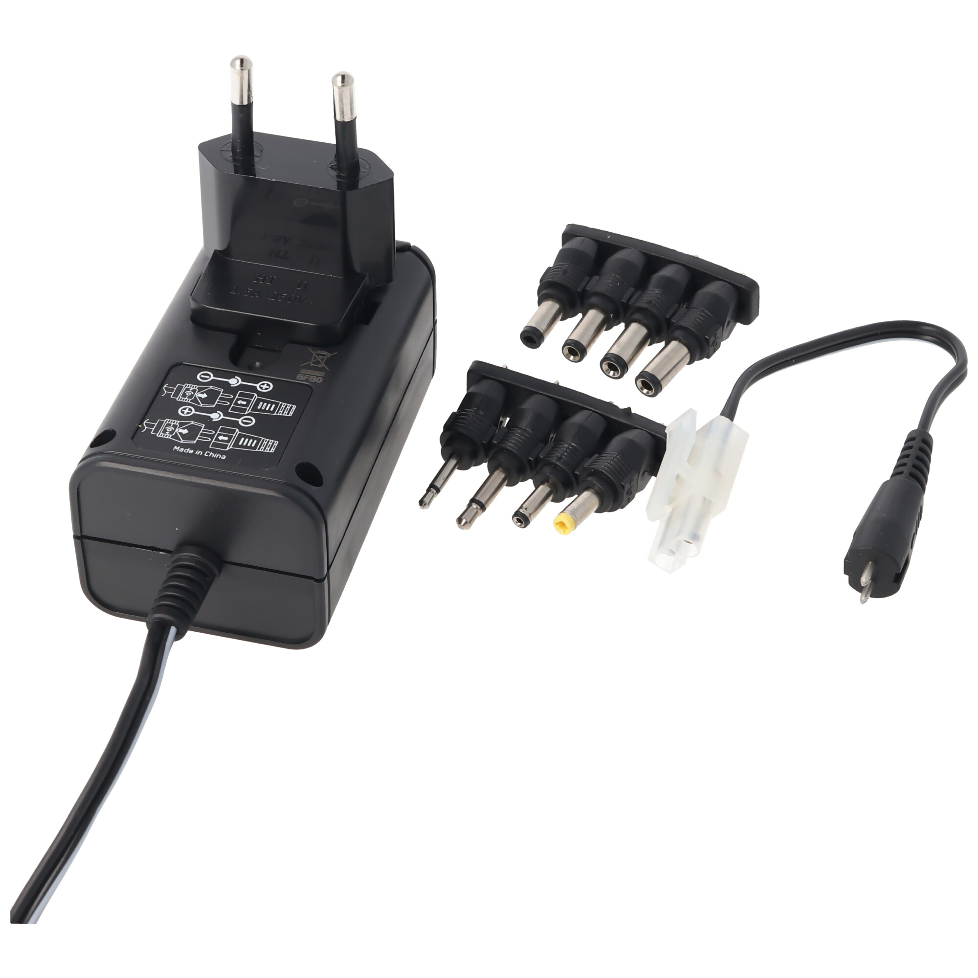 Schwarzer Netzadapter mit mehreren Steckeradaptern. Die Artikel befinden sich vor weißem Hintergrund.