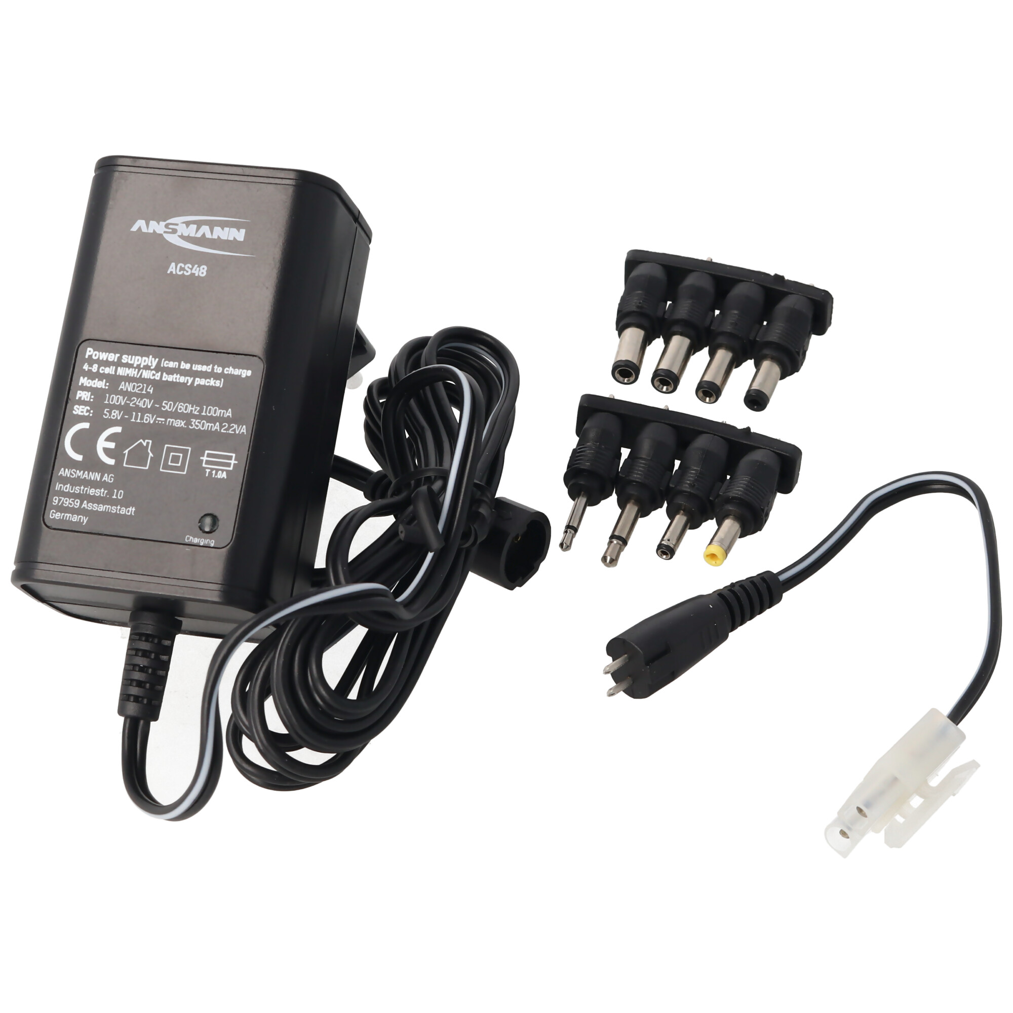 Schwarzes Netzteil mit mehreren Steckeradaptern. Ein schwarzes Kabel und ein weißer Stecker sind ebenfalls sichtbar.