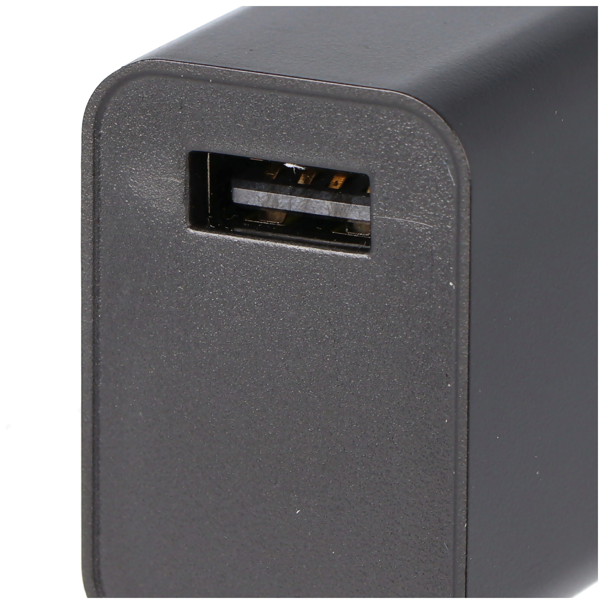 Schwarzes Ladegerät mit USB-Anschluss.