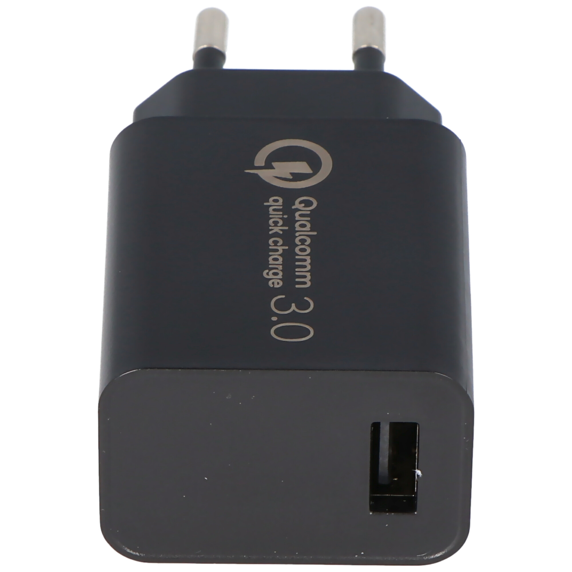 Schwarzer Qualcomm 3.0 Schnellladeadapter. USB-Anschluss. Weißer Hintergrund.