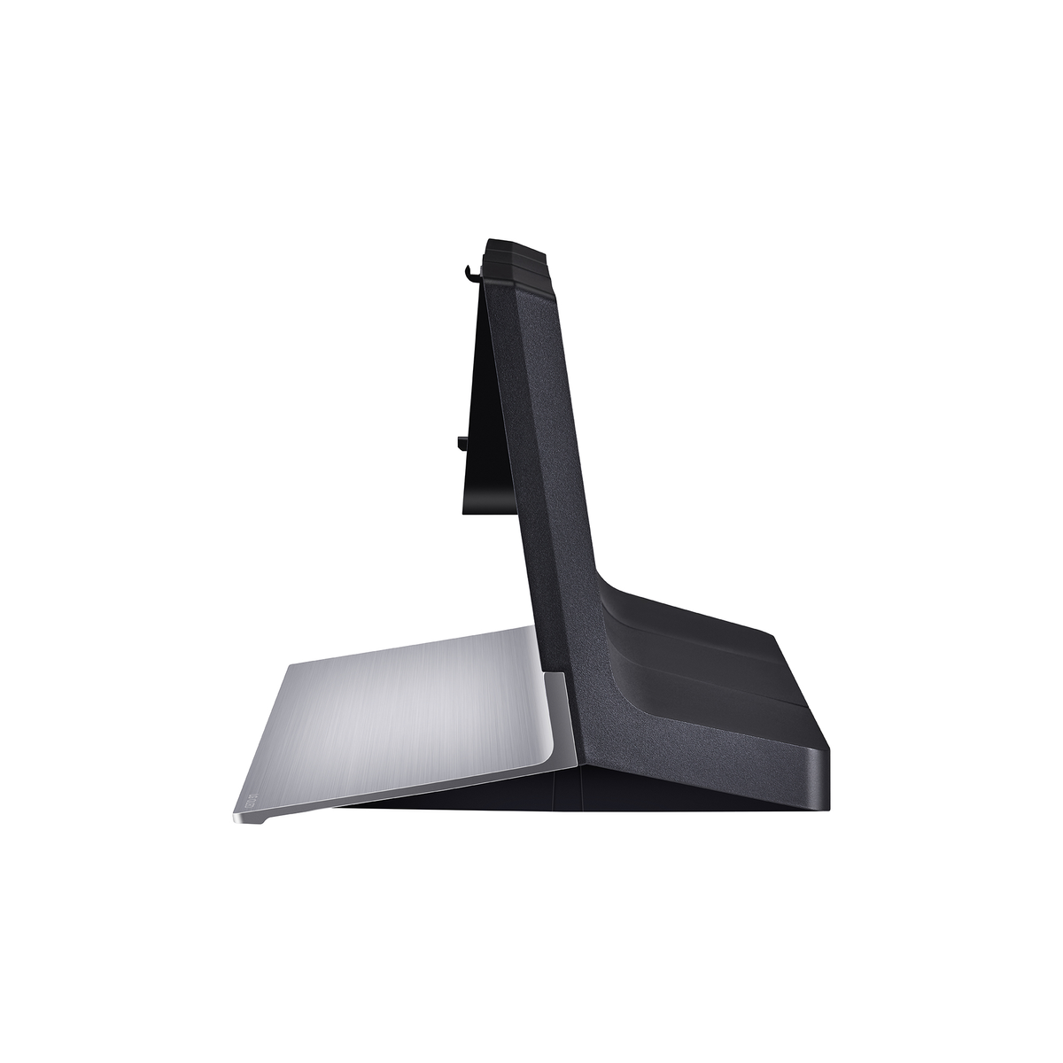 Un soporte de TV negro y plateado. Tiene una base ancha y un soporte vertical.