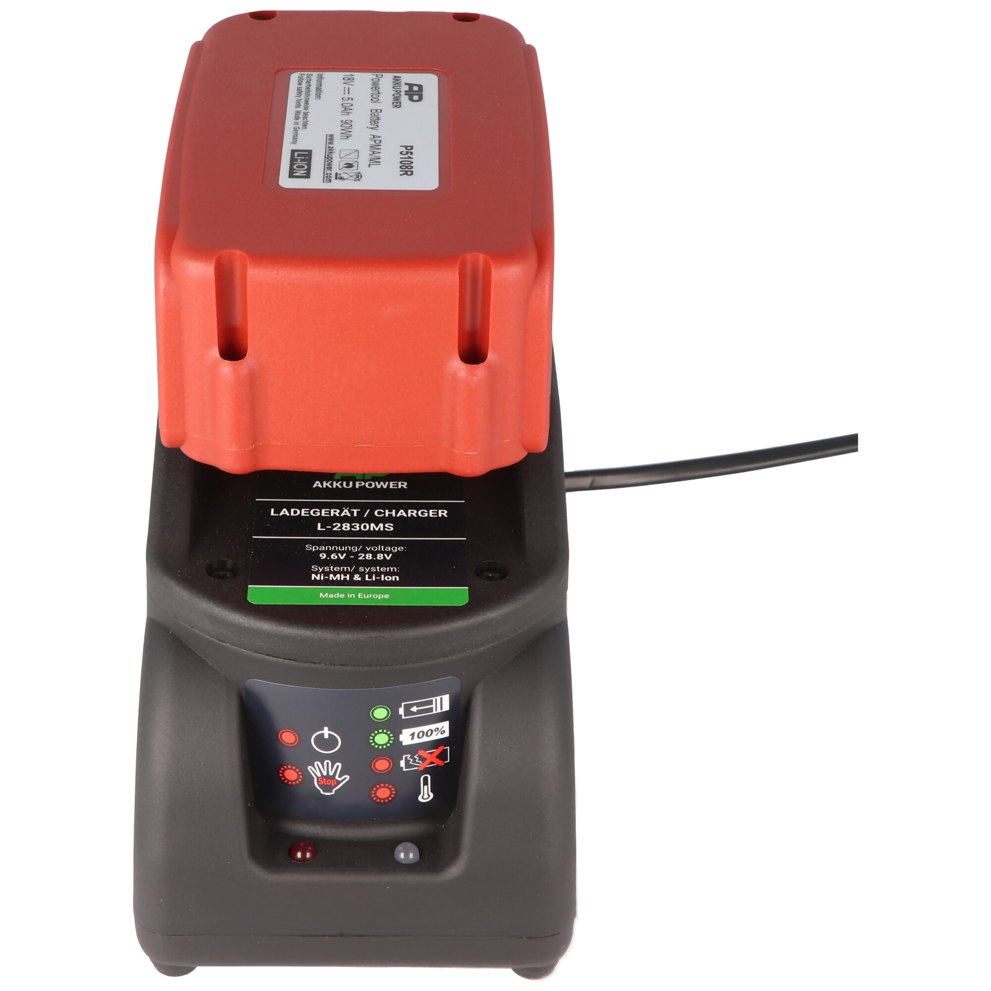 Batterieladegerät mit roter und schwarzer Batterie. Ladeanzeige sichtbar. Weißer Hintergrund.