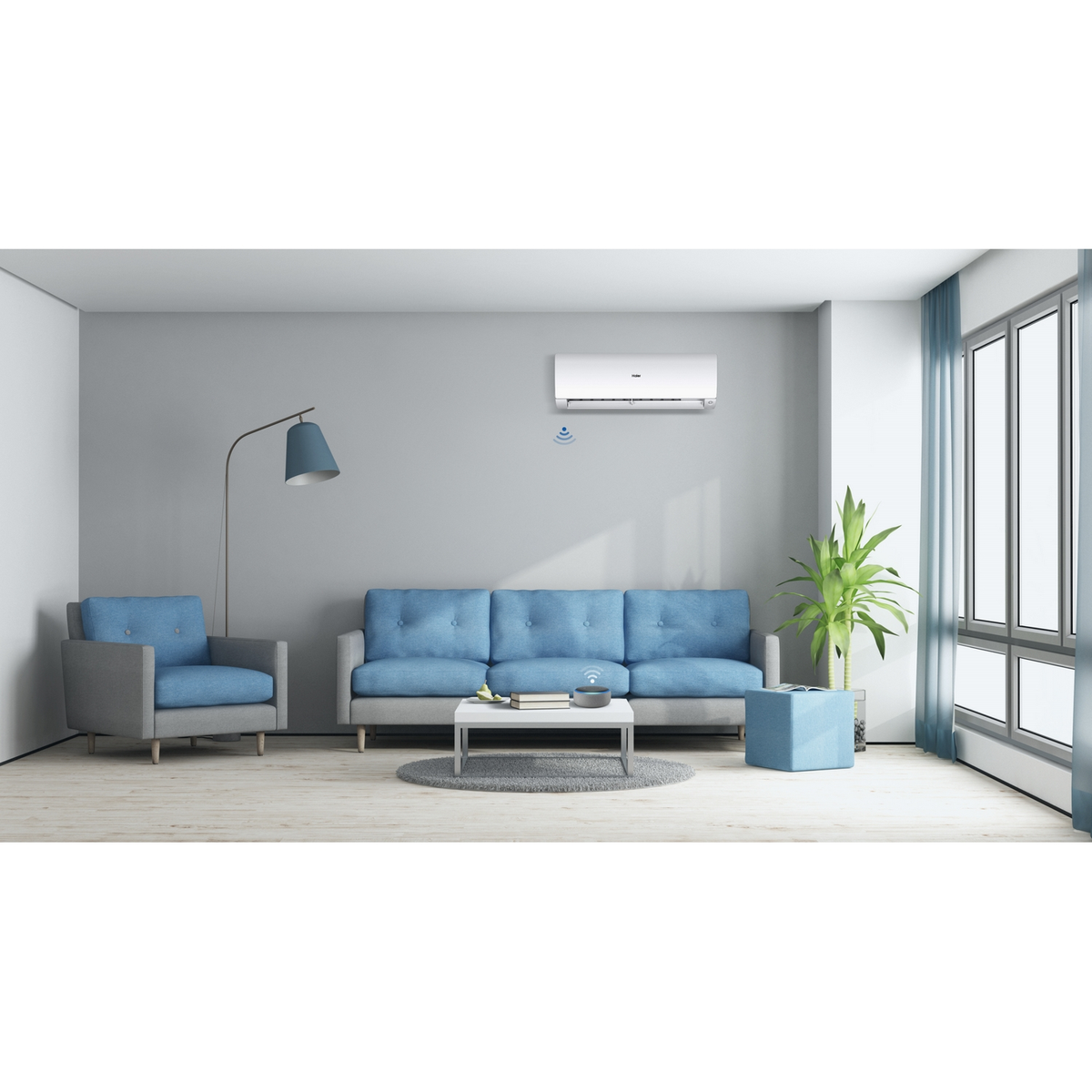 Salón con sofá azul, sillón y aire acondicionado en la pared. Una ventana a la derecha.