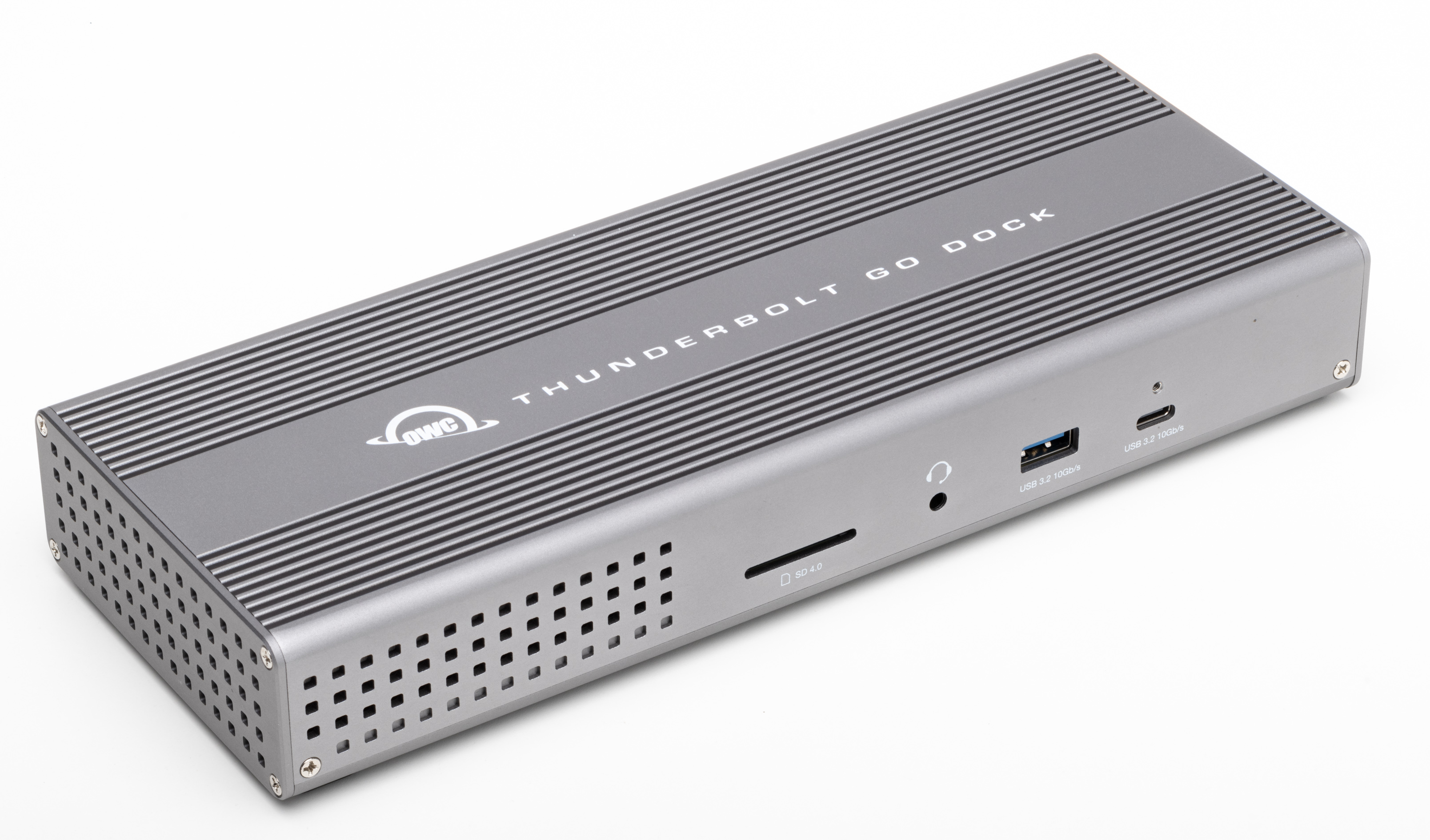 Zilveren OWC Thunderbolt Go Dock met diverse poorten en een zwart voorpaneel, schuin op een wit oppervlak.