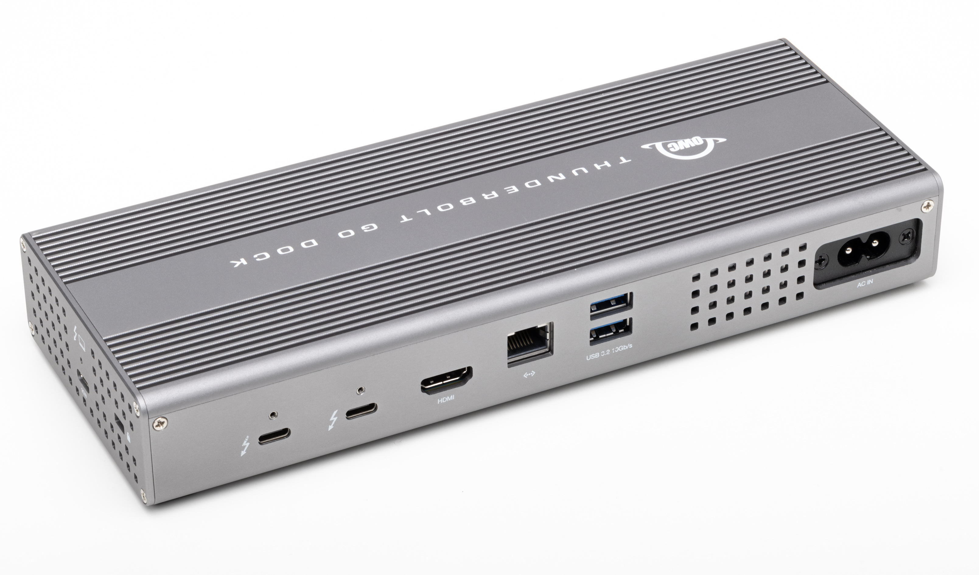 Zilveren OWC Thunderbolt Go Dock met meerdere poorten op een witte ondergrond. Voorkant heeft poorten, achterkant stroom.