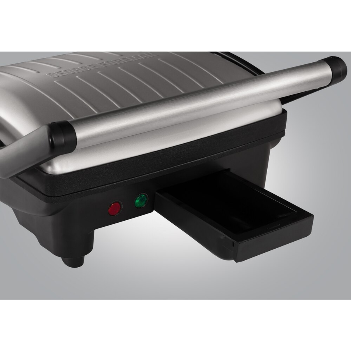 Primer plano de una parrilla George Foreman, con tapa plateada y base negra.