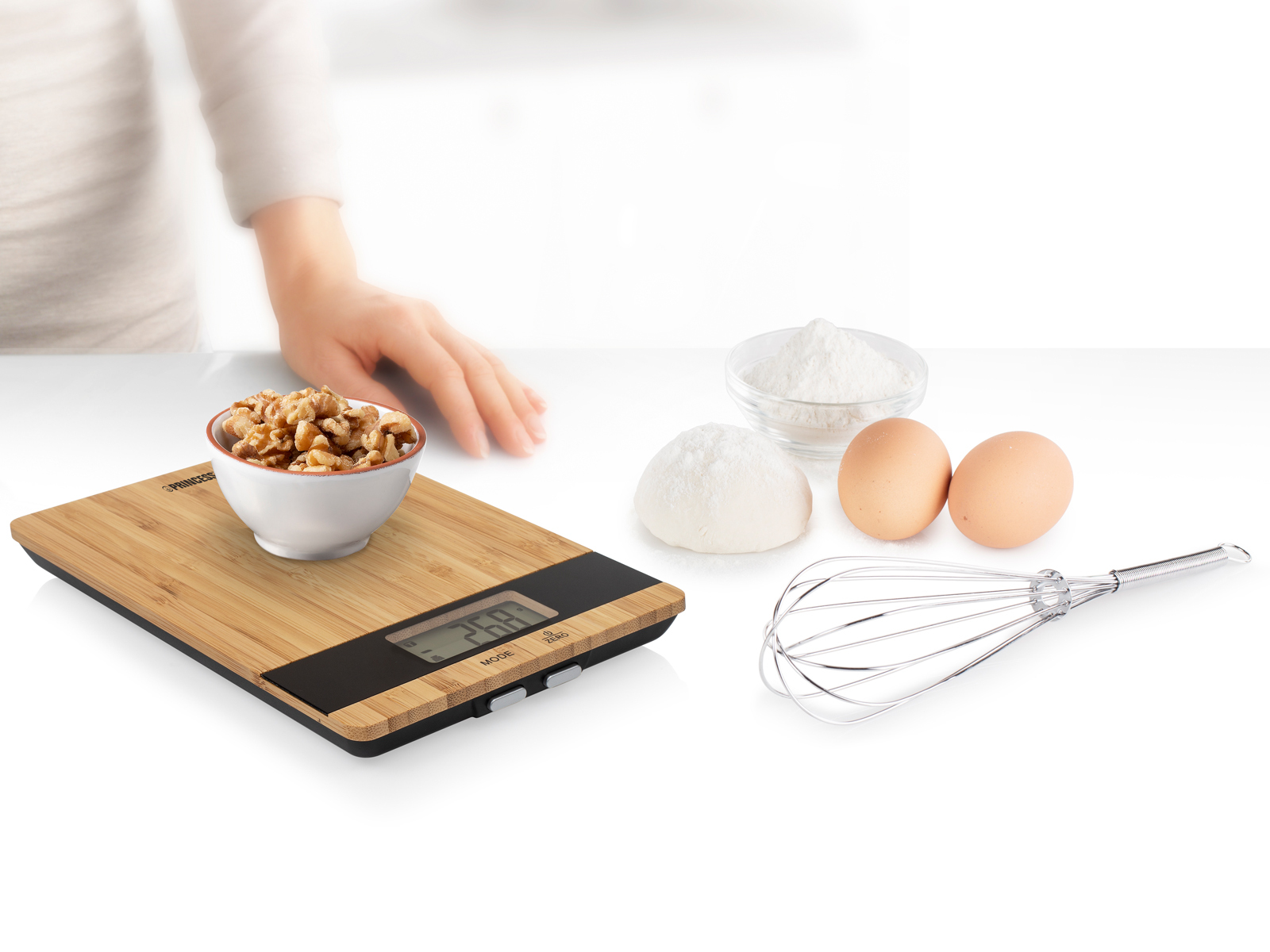 Składniki do pieczenia: waga, jajka, mąka, orzechy włoskie i trzepaczka.