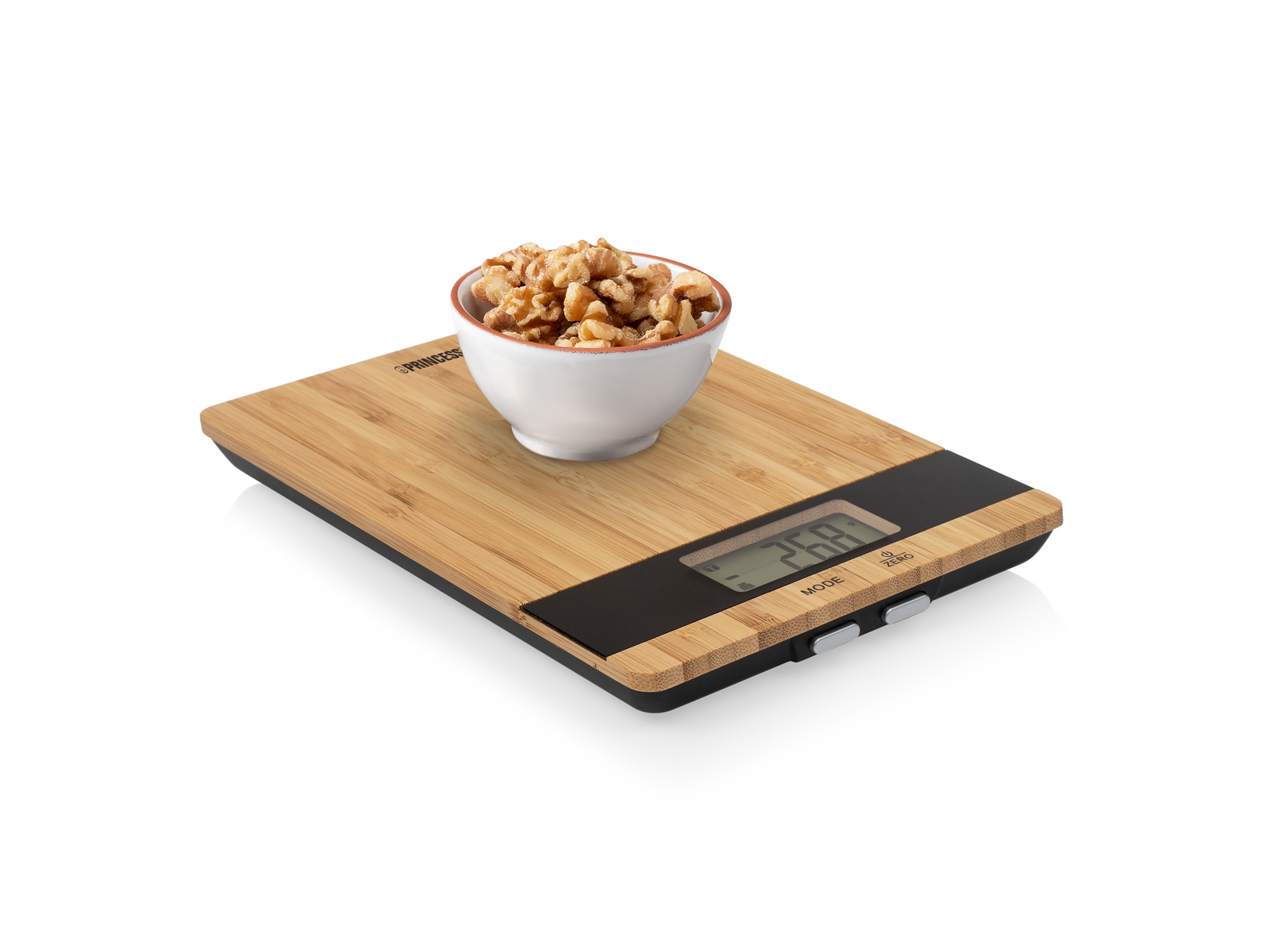 Waga z miską orzechów włoskich na drewnianej powierzchni.