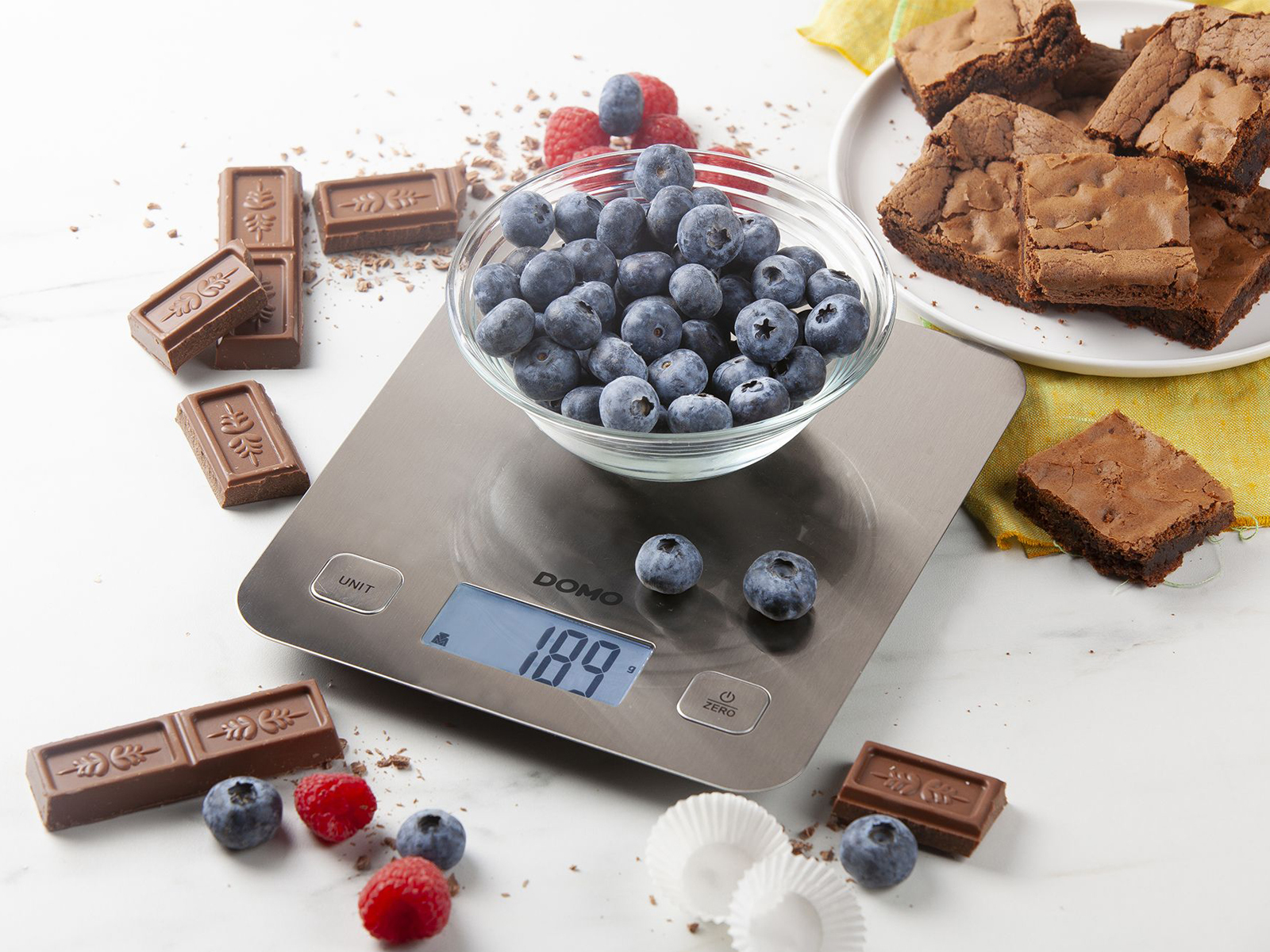 Waga z borówkami, czekoladą i brownie.