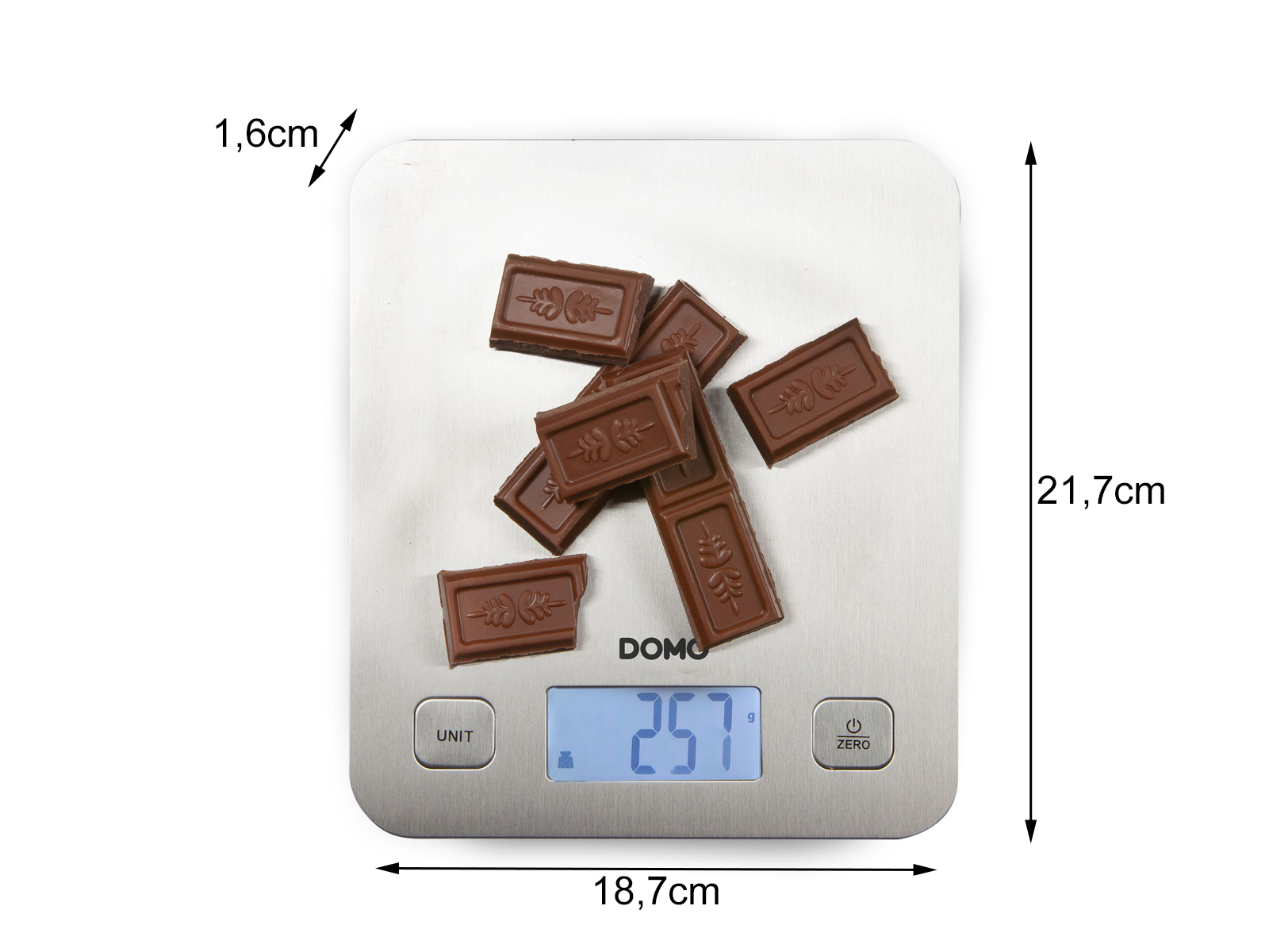 Waga z czekoladkami na wierzchu. Waga wskazuje 257g, a czekoladki mają 1,6cm grubości.