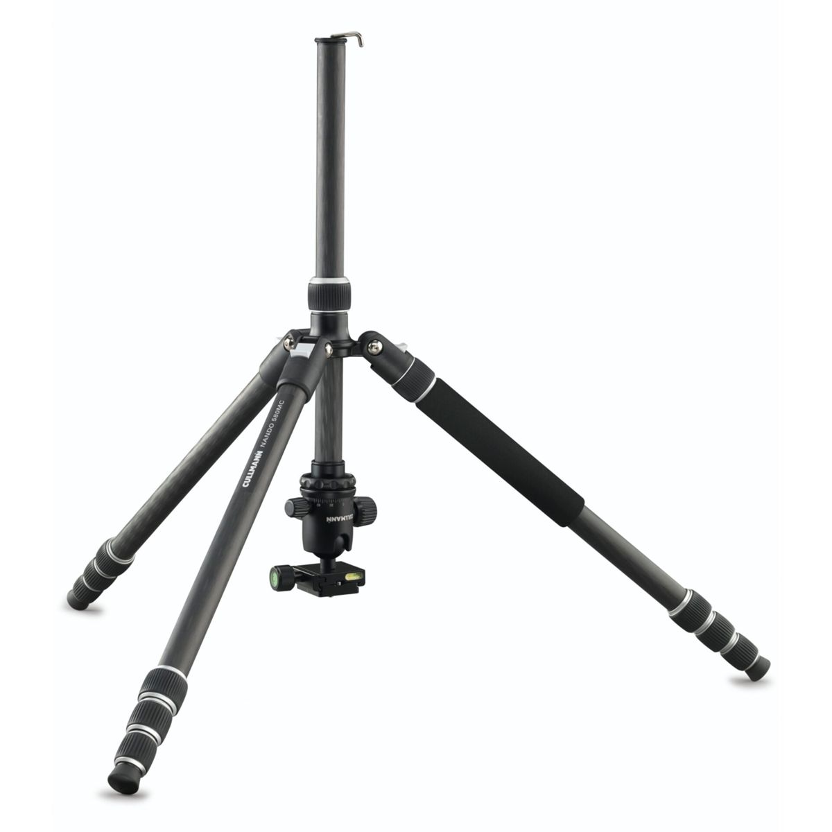 Un treppiede nero con tre gambe estese, una colonna centrale e un supporto per fotocamera.