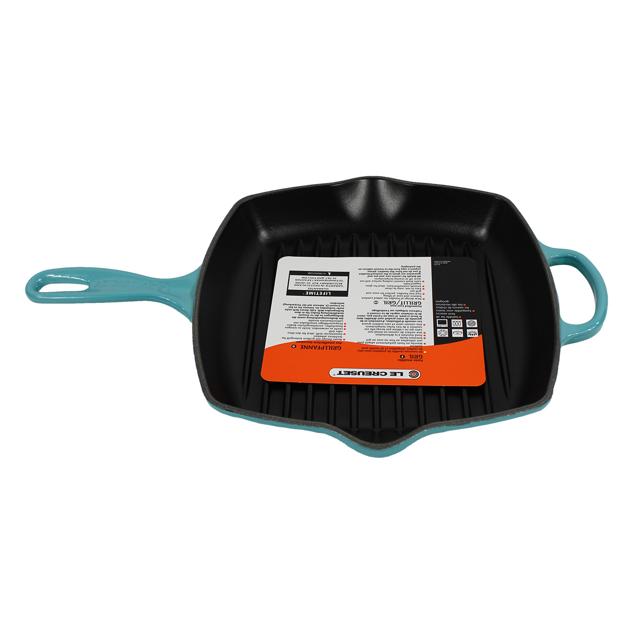 Eine türkisfarbene Gusseisen-Grillpfanne mit schwarzer Kochfläche und Griff, mit Verpackung.