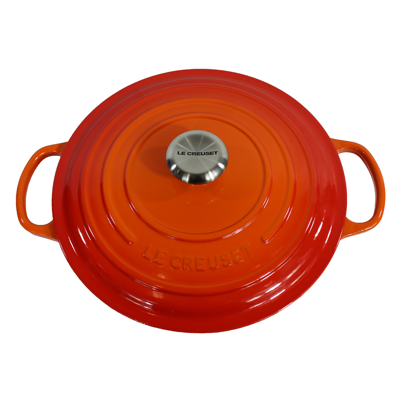 Orange-roter emaillierter Gusseisentopf mit Deckel. Hat zwei Griffe und einen silbernen Knauf.