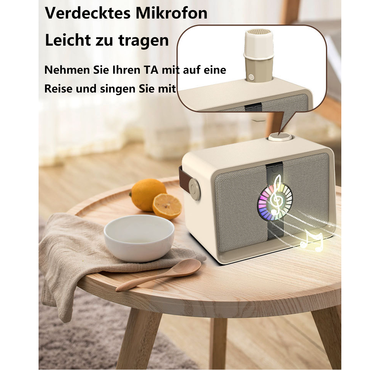 Ein beiger Lautsprecher mit Mikrofon oben. Eine Zitrone und ein Holzlöffel liegen auf einem Tisch.