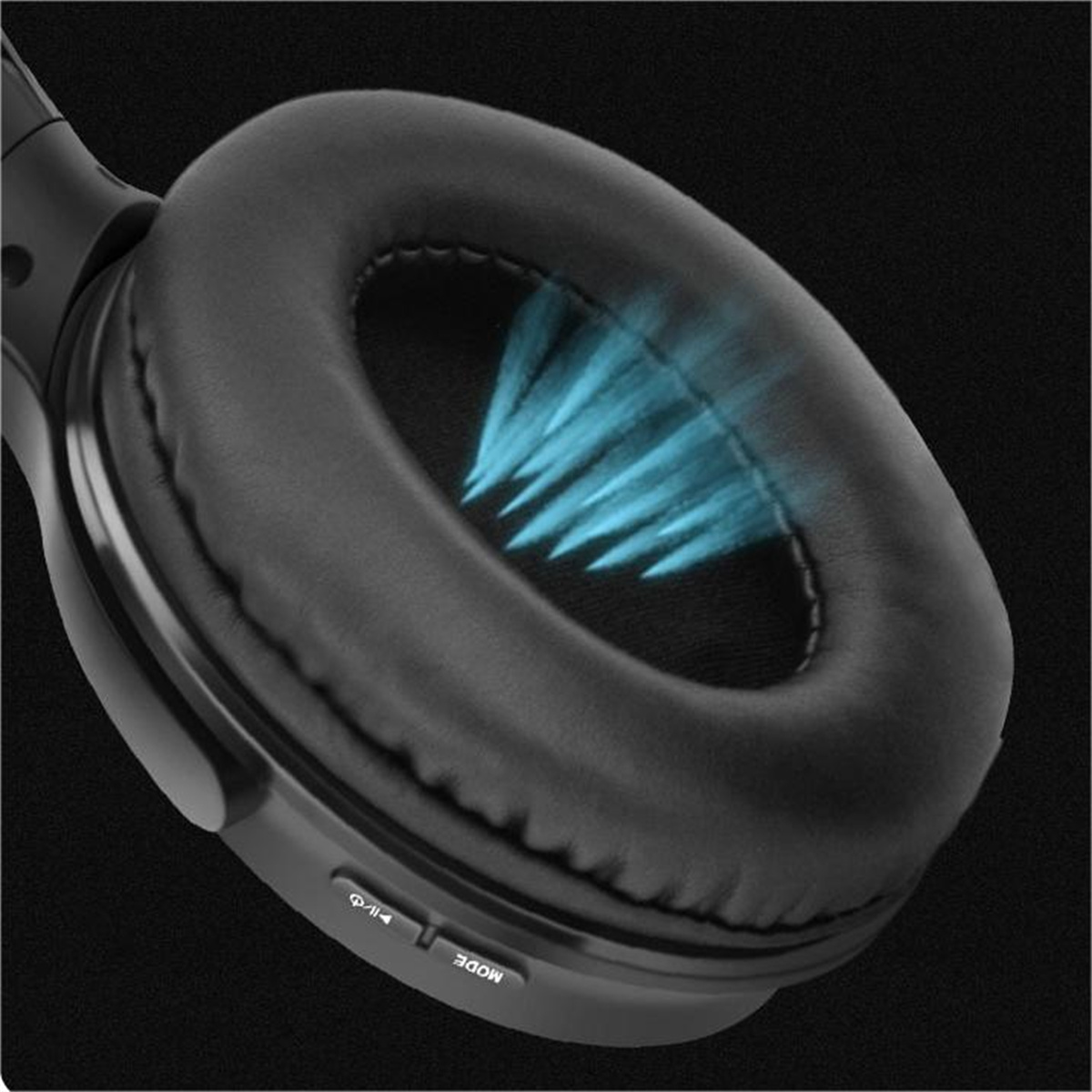 Schwarze Kopfhörer mit gepolstertem Ohrmuschel, blauer Luftstrom.