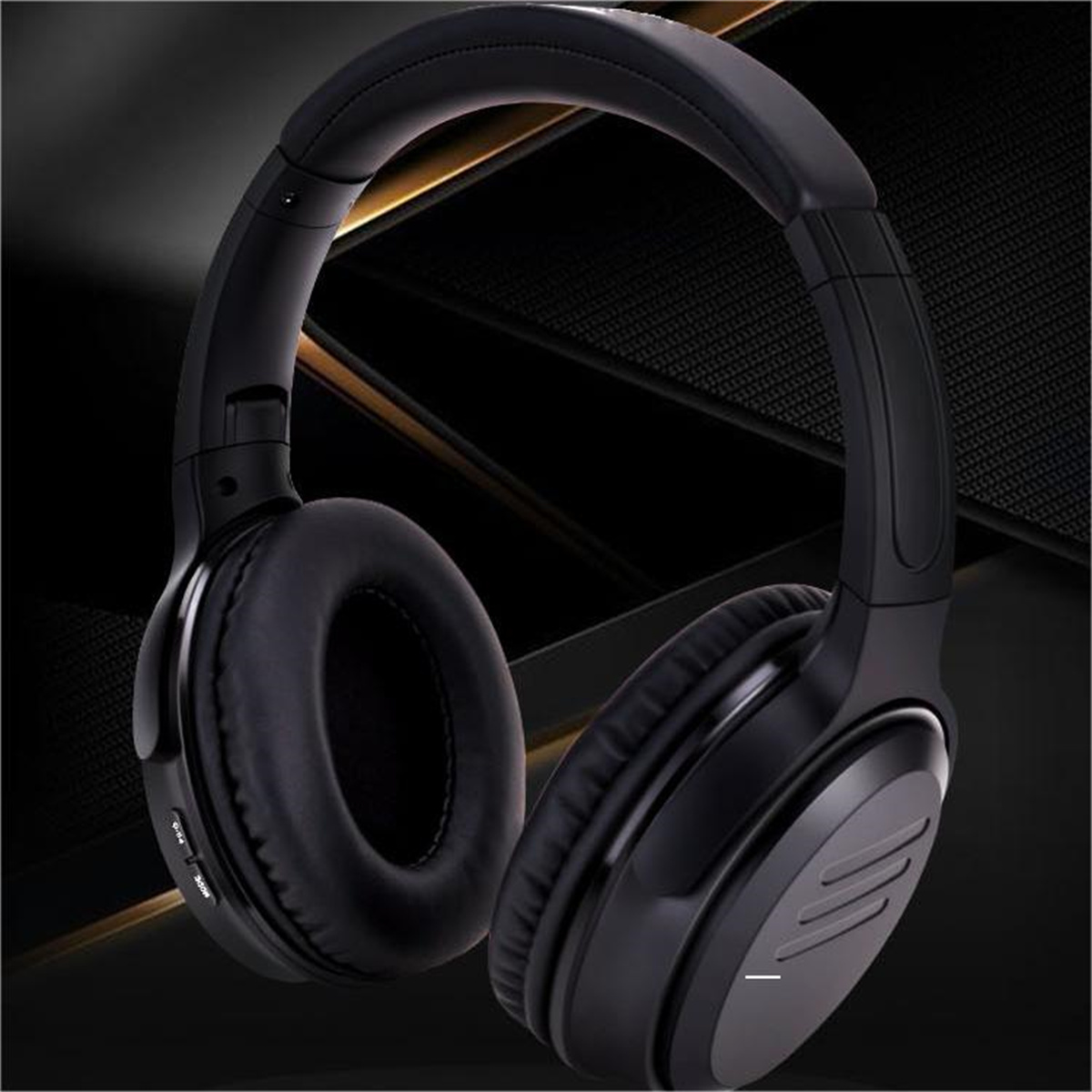 Schwarze Over-Ear-Kopfhörer auf dunklem Hintergrund. Die Kopfhörer haben glänzende Ohrmuscheln und Bedienelemente links.