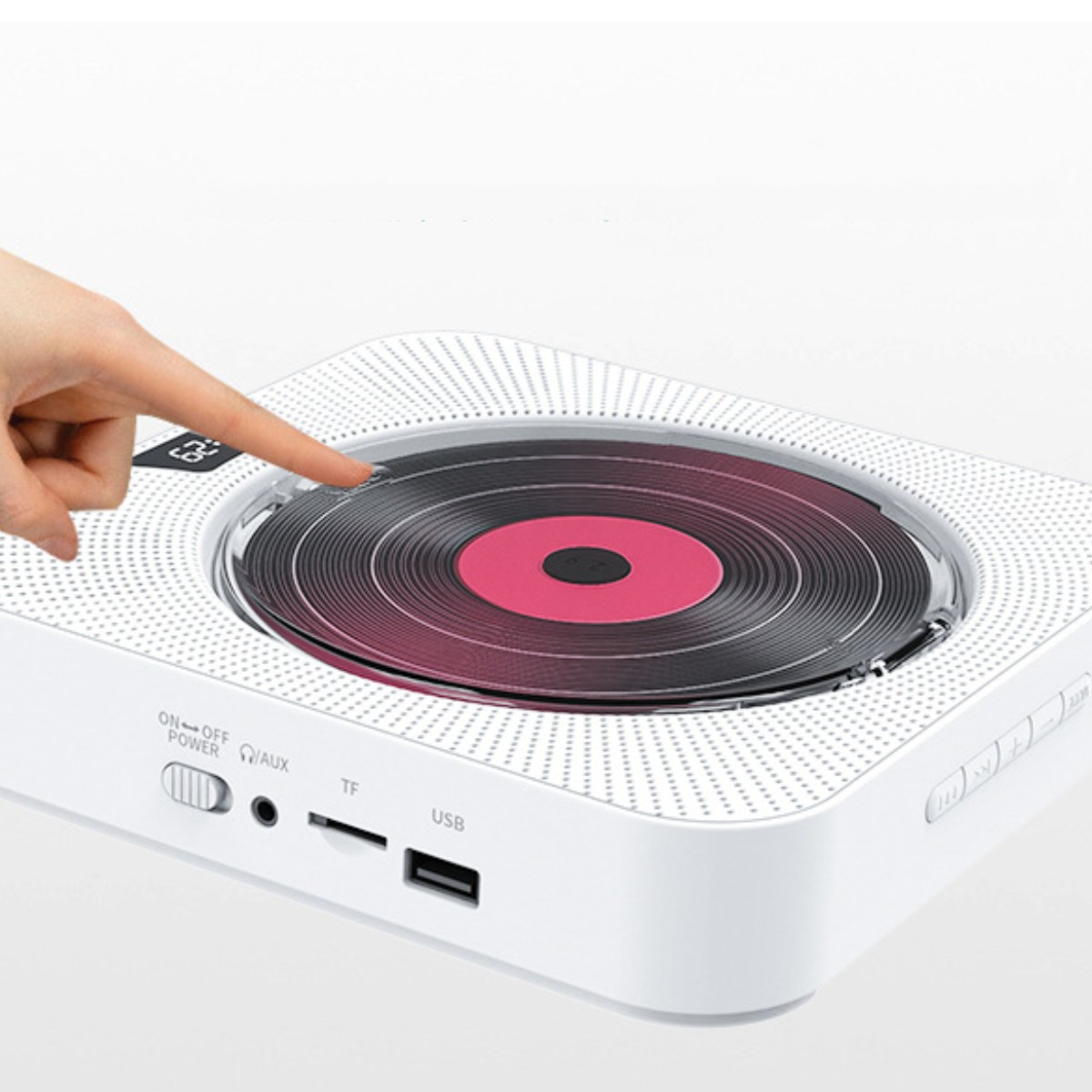 Weißer CD-Player mit einer Hand, die die Disc berührt.