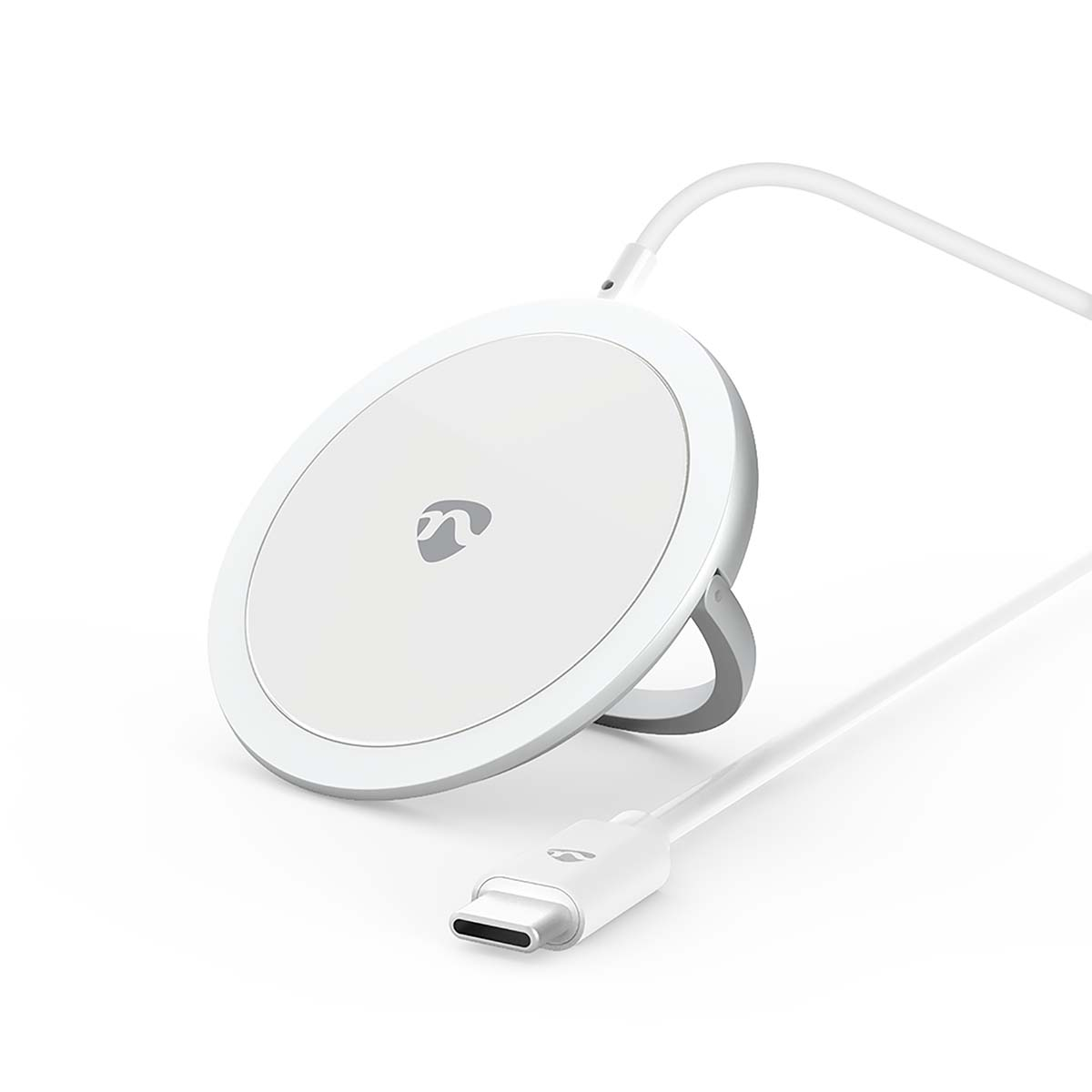 Ein weißes kabelloses Ladegerät mit silbernem Ständer. Ein weißes Kabel mit USB-C-Anschluss ist angebracht.