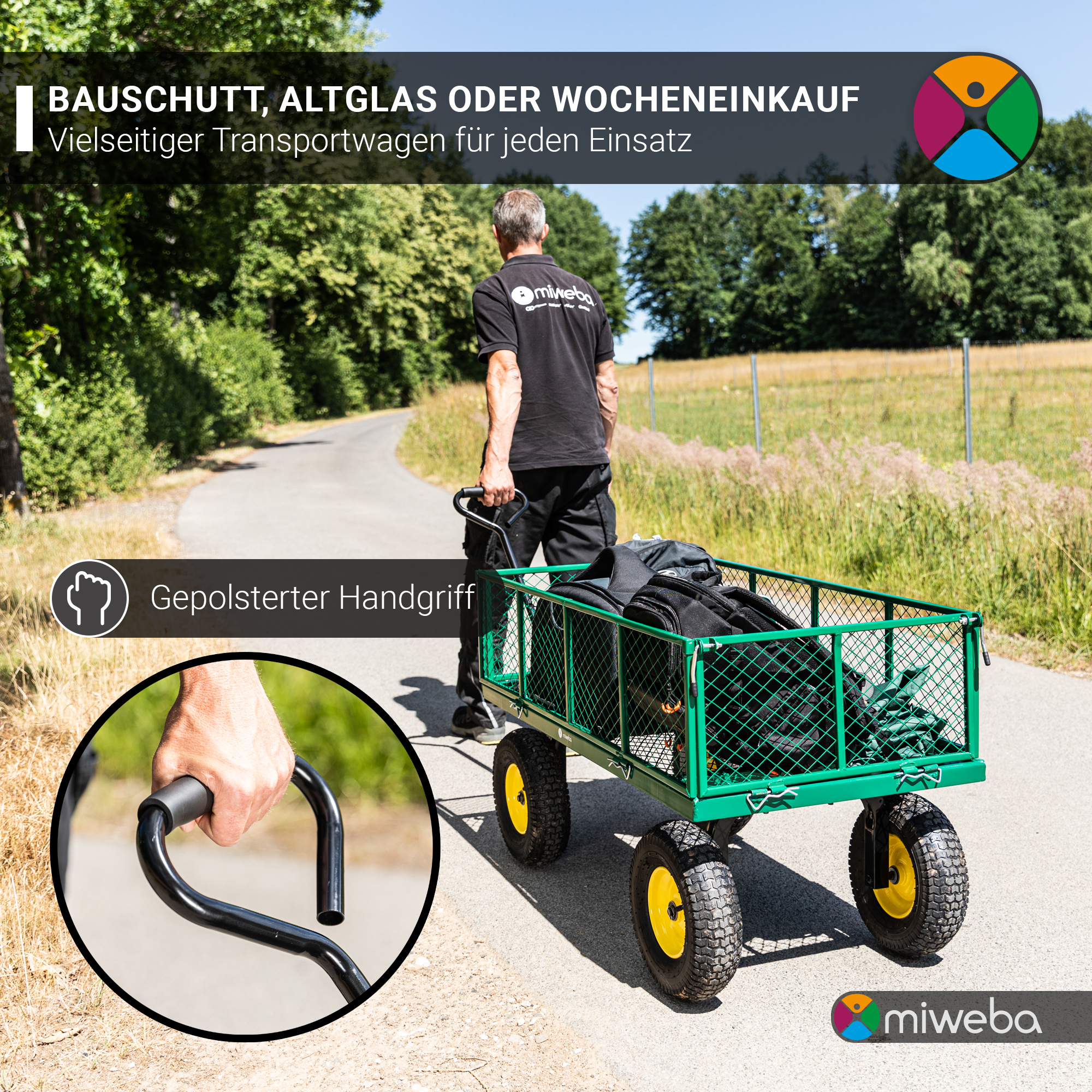 Mann zieht einen grünen Wagen auf einer Straße. Der Wagen hat schwarzen Inhalt und gelbe Räder.