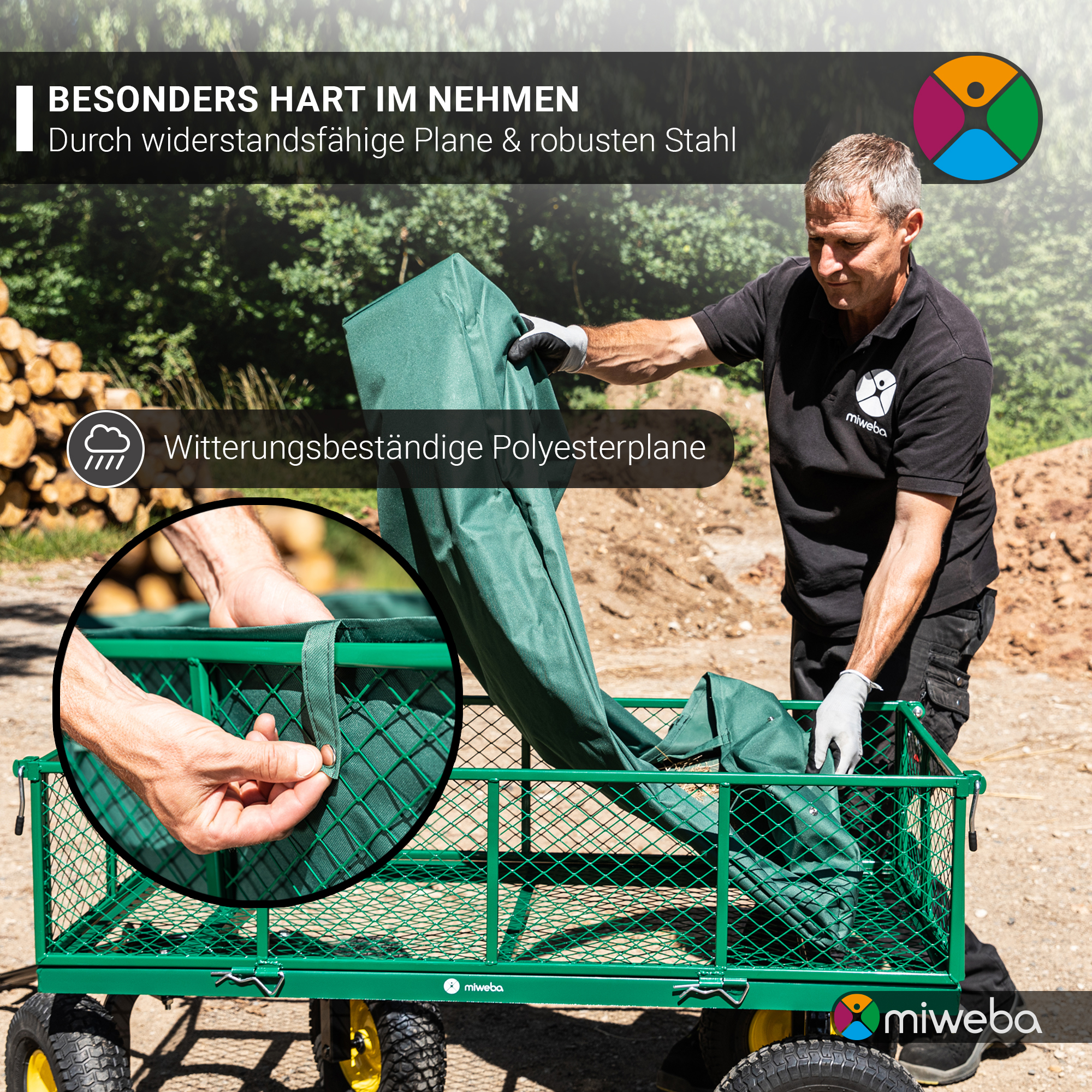 Mann belädt grünen Wagen mit dunkelgrüner Plane. Der Wagen steht auf Schotter.