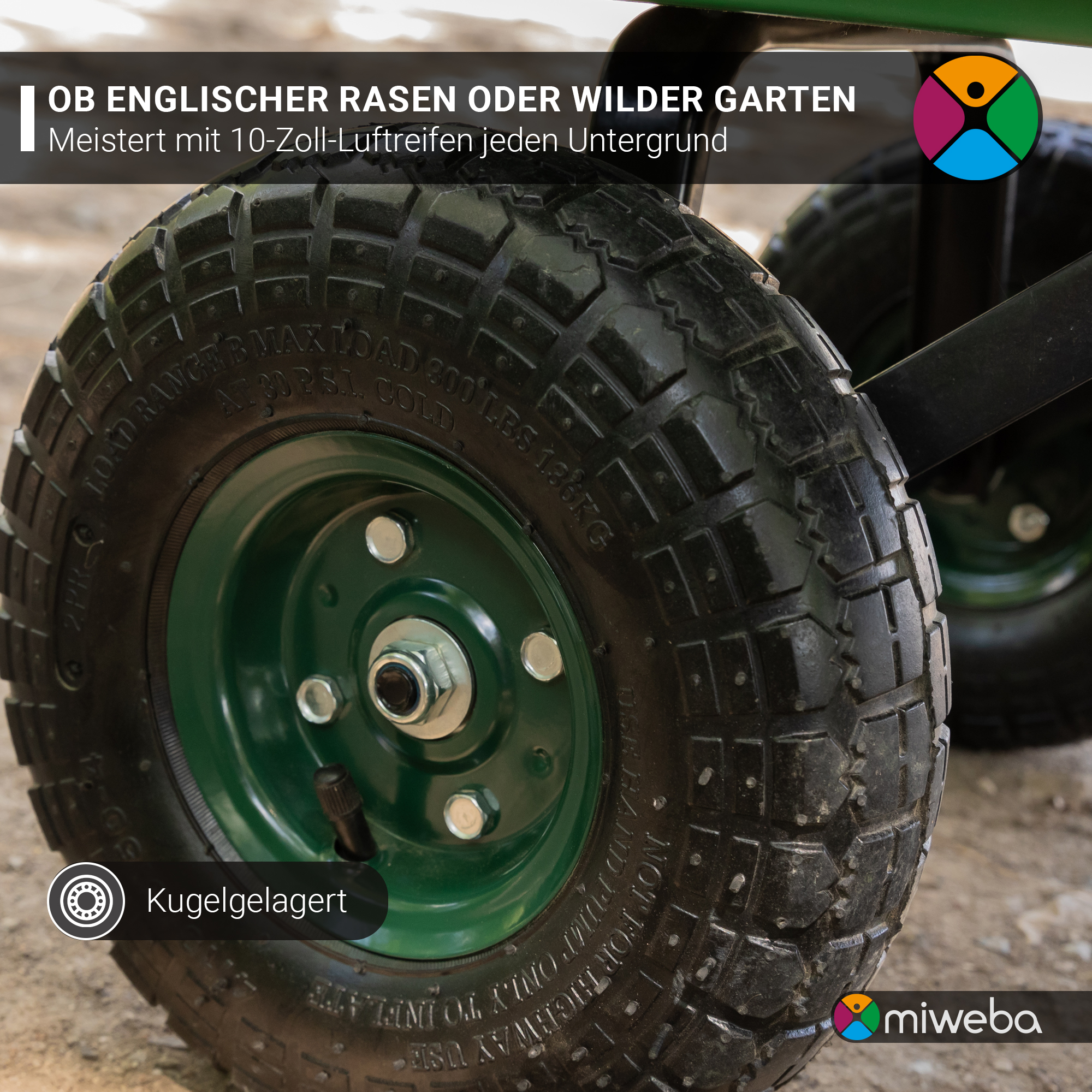 Ein grünes Rad an einem Wagen mit einem Logo in der Ecke.