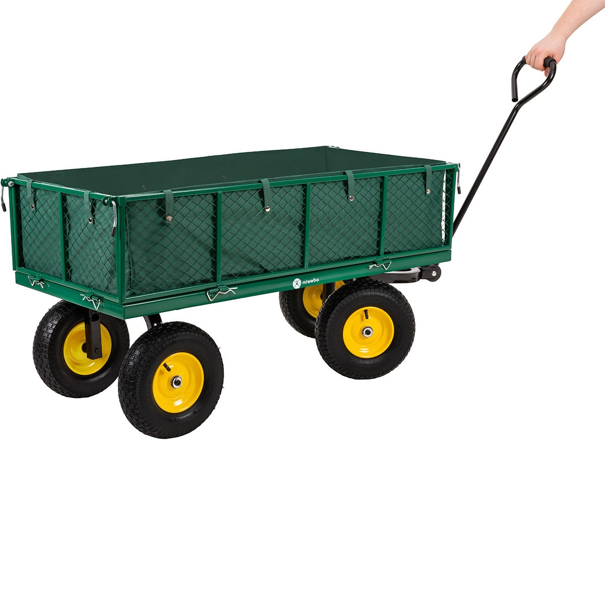 Grüner Gartenwagen mit gelben Rädern wird gezogen. Weißer Hintergrund.