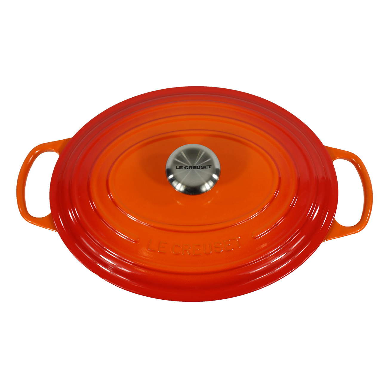 Cocotte ovale Le Creuset en fonte émaillée orange avec un bouton argenté sur fond blanc.