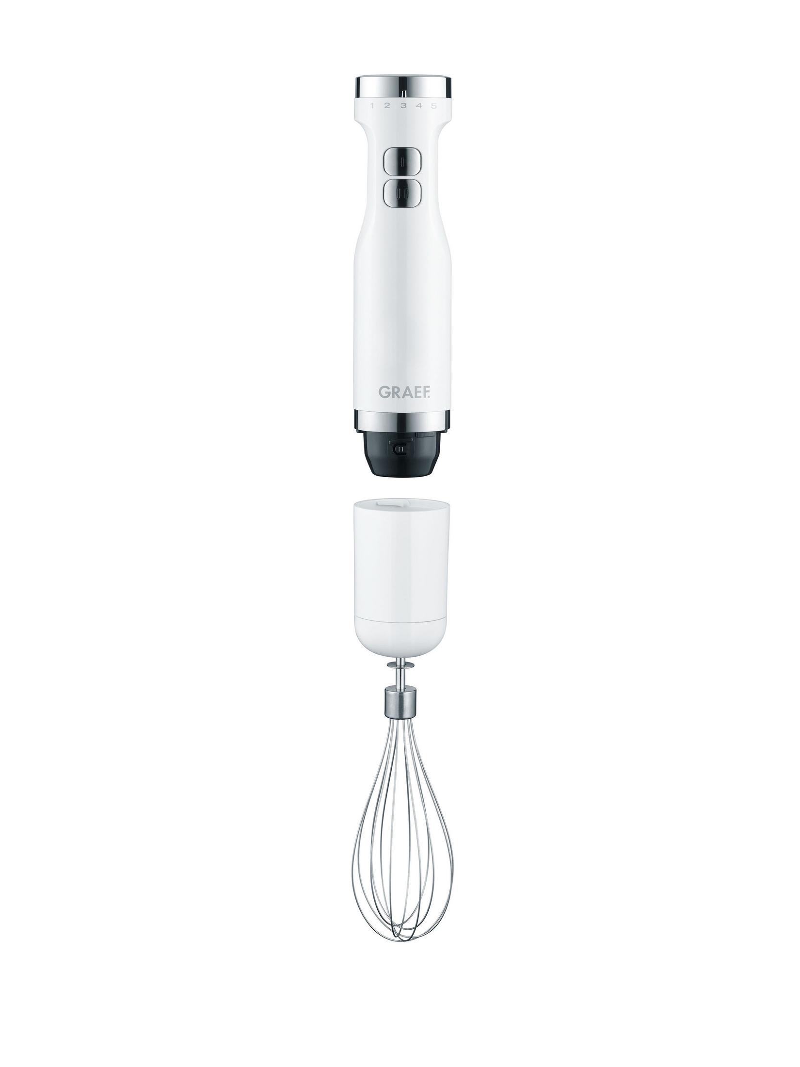 Een witte staafmixer met een garde-opzetstuk, tegen een witte achtergrond.