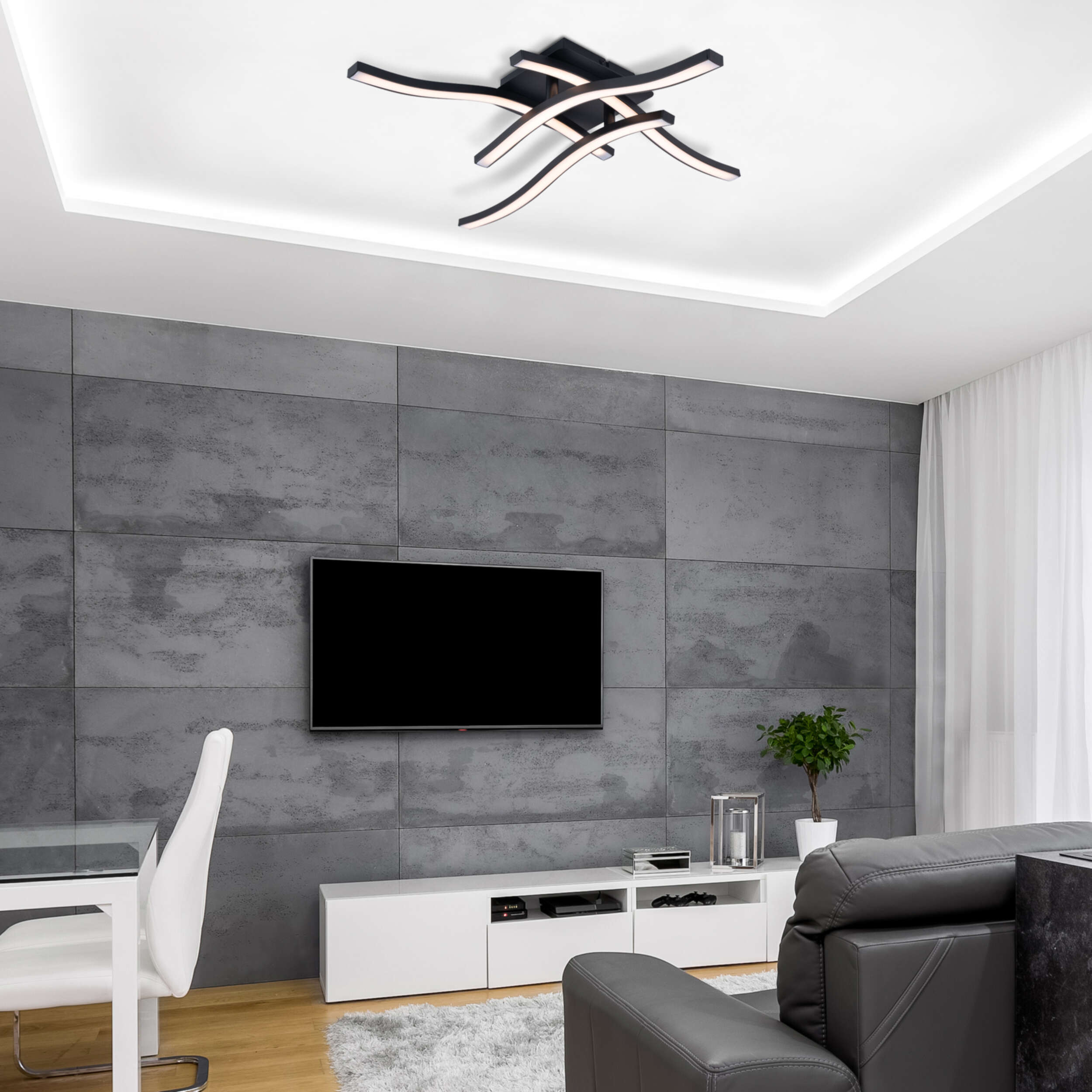 Modernes Wohnzimmer mit grauer Wand, TV, weißen Möbeln und schwarzer Deckenleuchte.