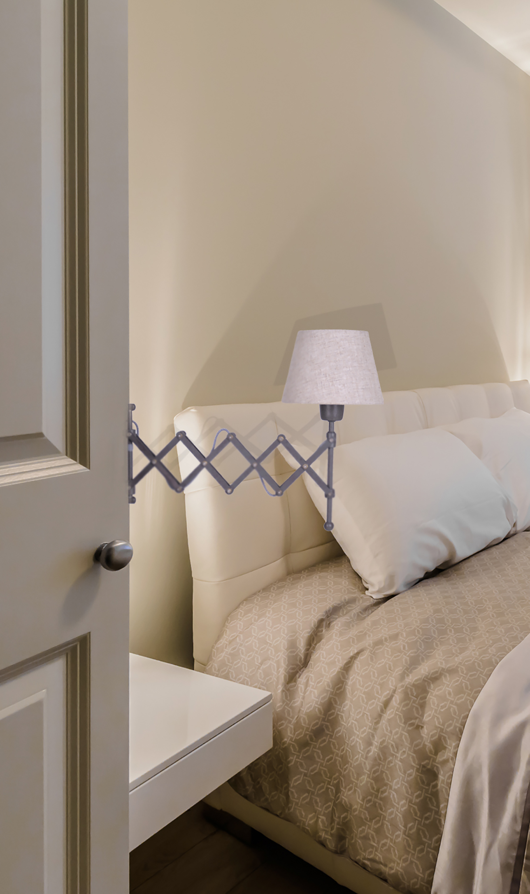 Schlafzimmer mit Bett, Lampe und halb offener Tür.
