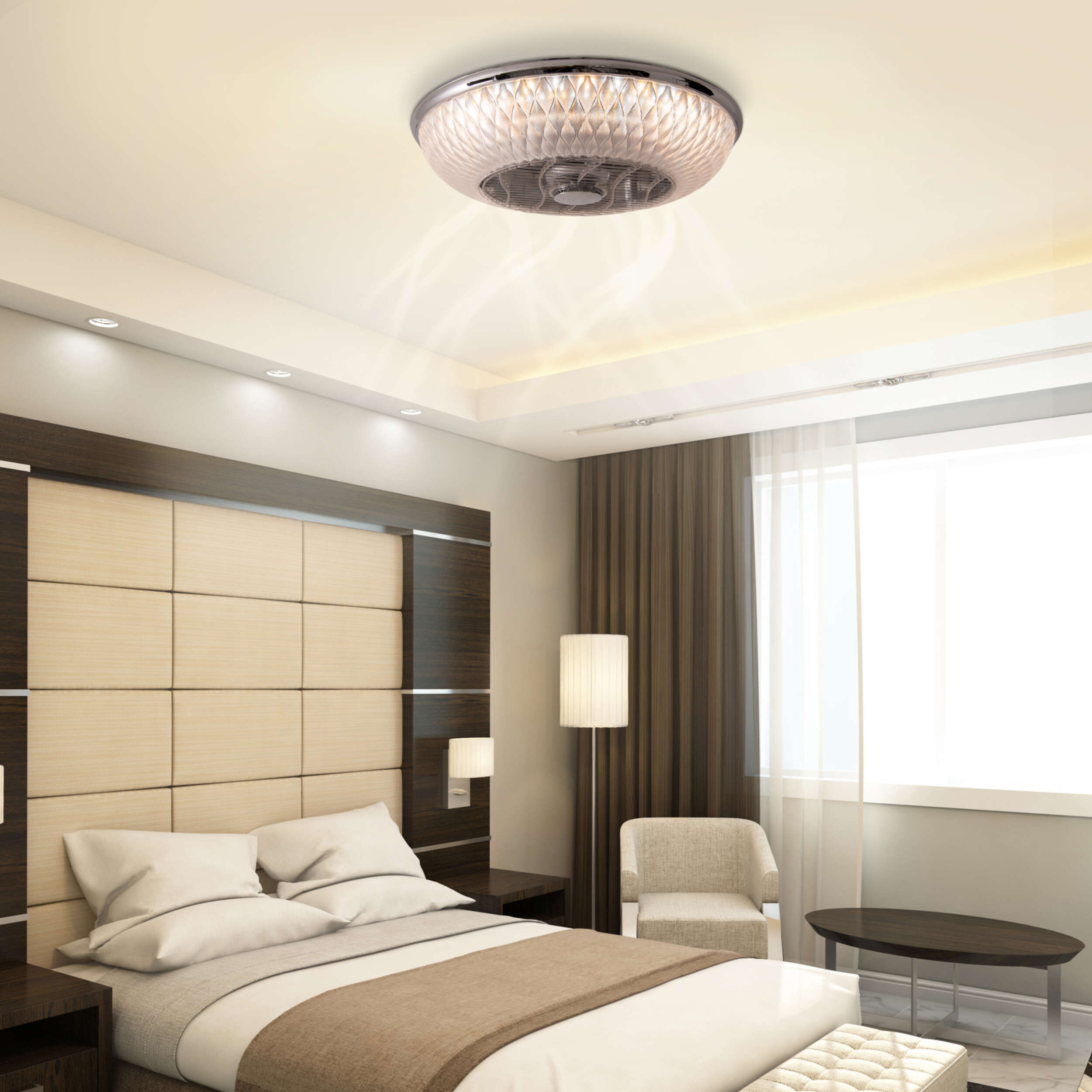 Schlafzimmer mit Deckenventilator mit Lichtern. Das Bett hat weiße Kissen und eine braune Decke. Eine Lampe daneben.